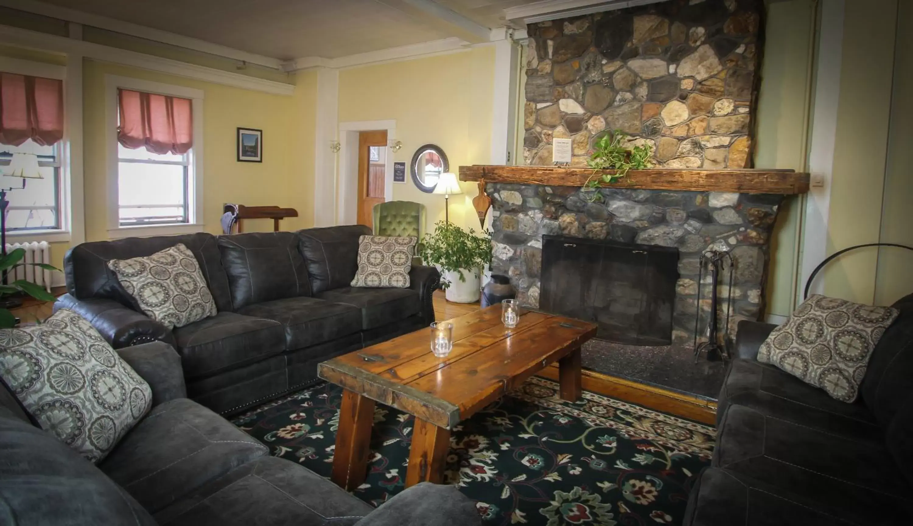 Seating Area in Fullerton Inn & Restaurant