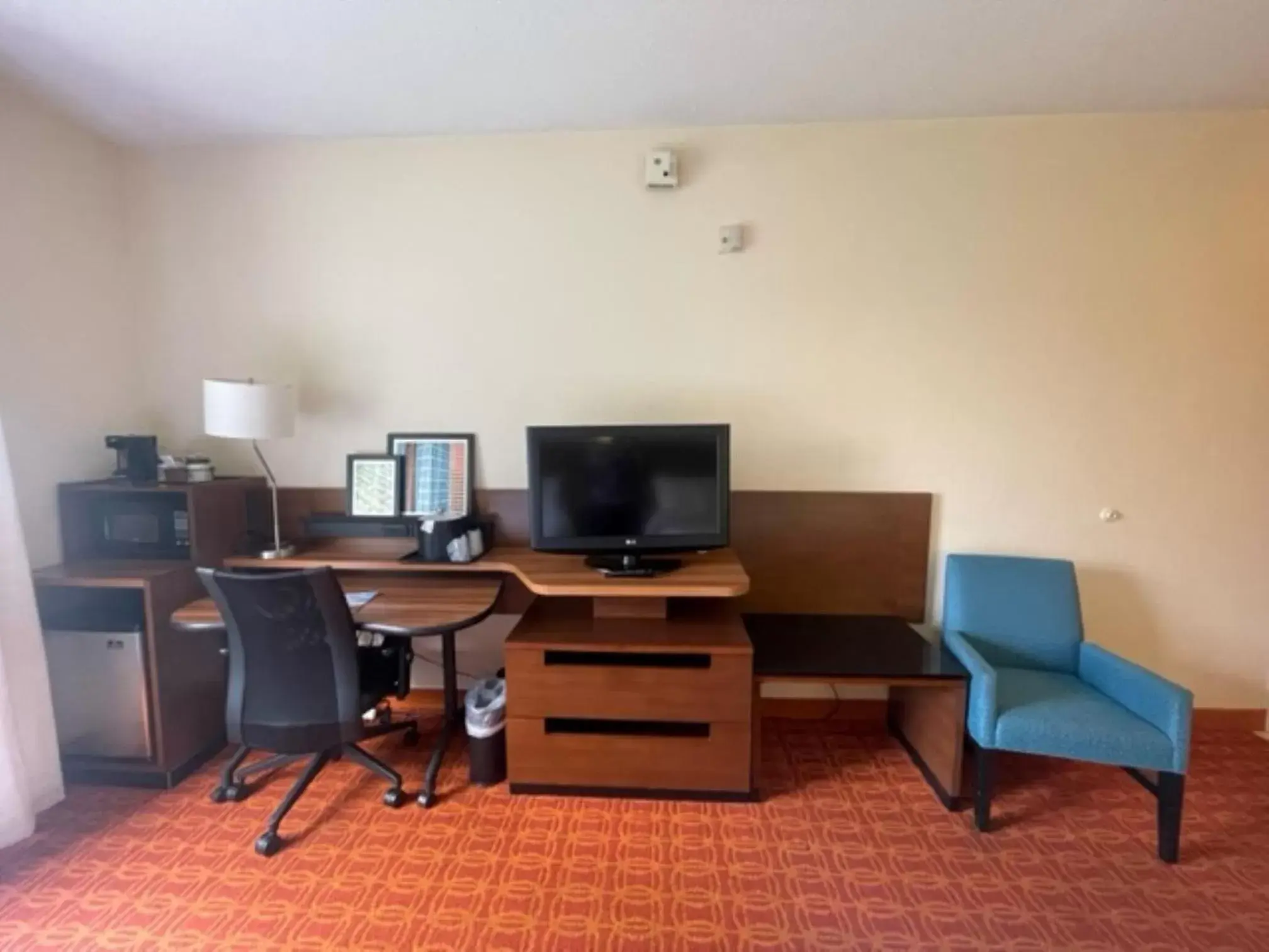 Bedroom, TV/Entertainment Center in Fairfield Inn and Suites by Marriott Potomac Mills Woodbridge