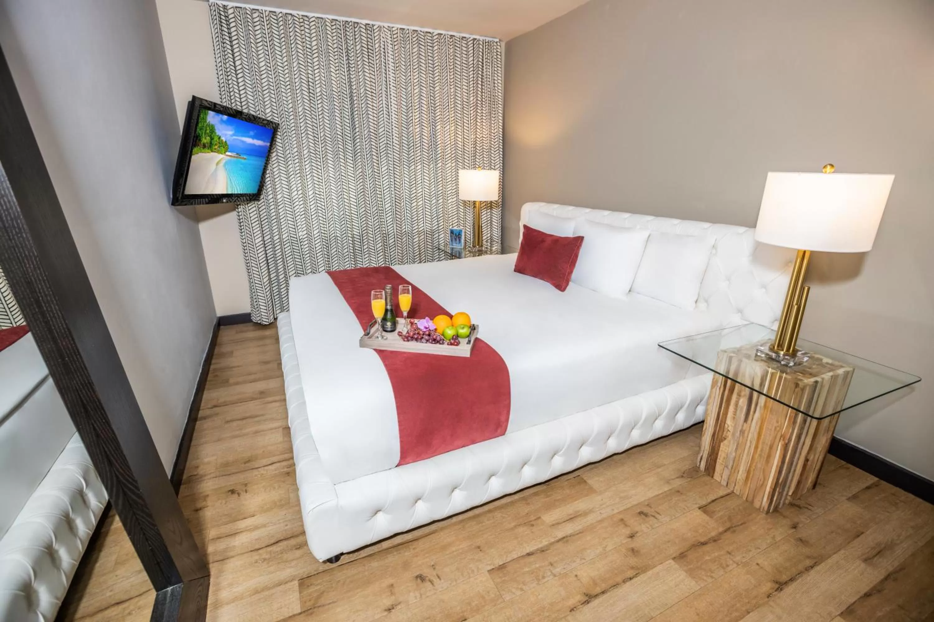Bedroom, Bed in Metropole Suites South Beach