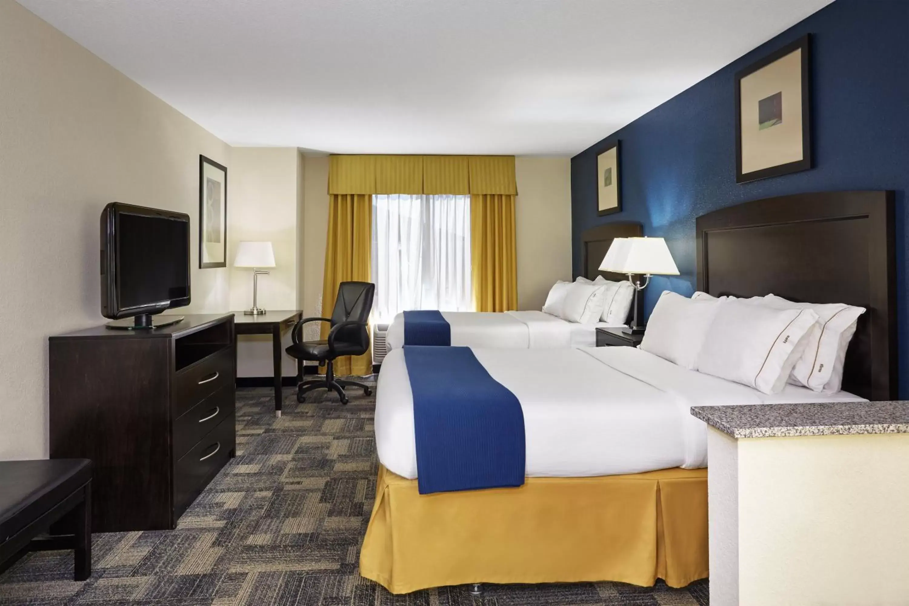 Photo of the whole room, Bed in Holiday Inn Express Pekin - Peoria Area, an IHG Hotel