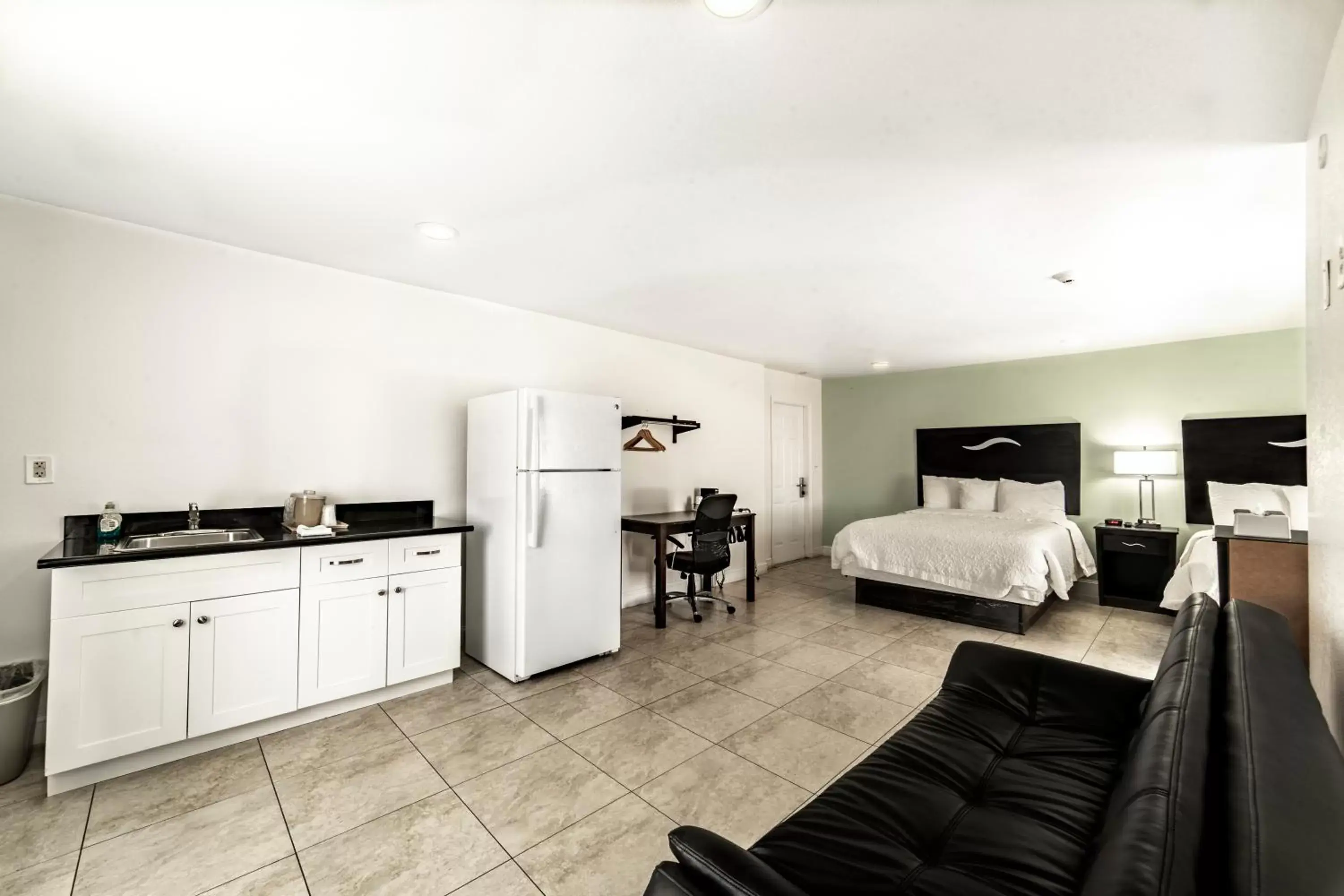 Photo of the whole room, Kitchen/Kitchenette in Everglades City Motel - Everglades Adventures Inn