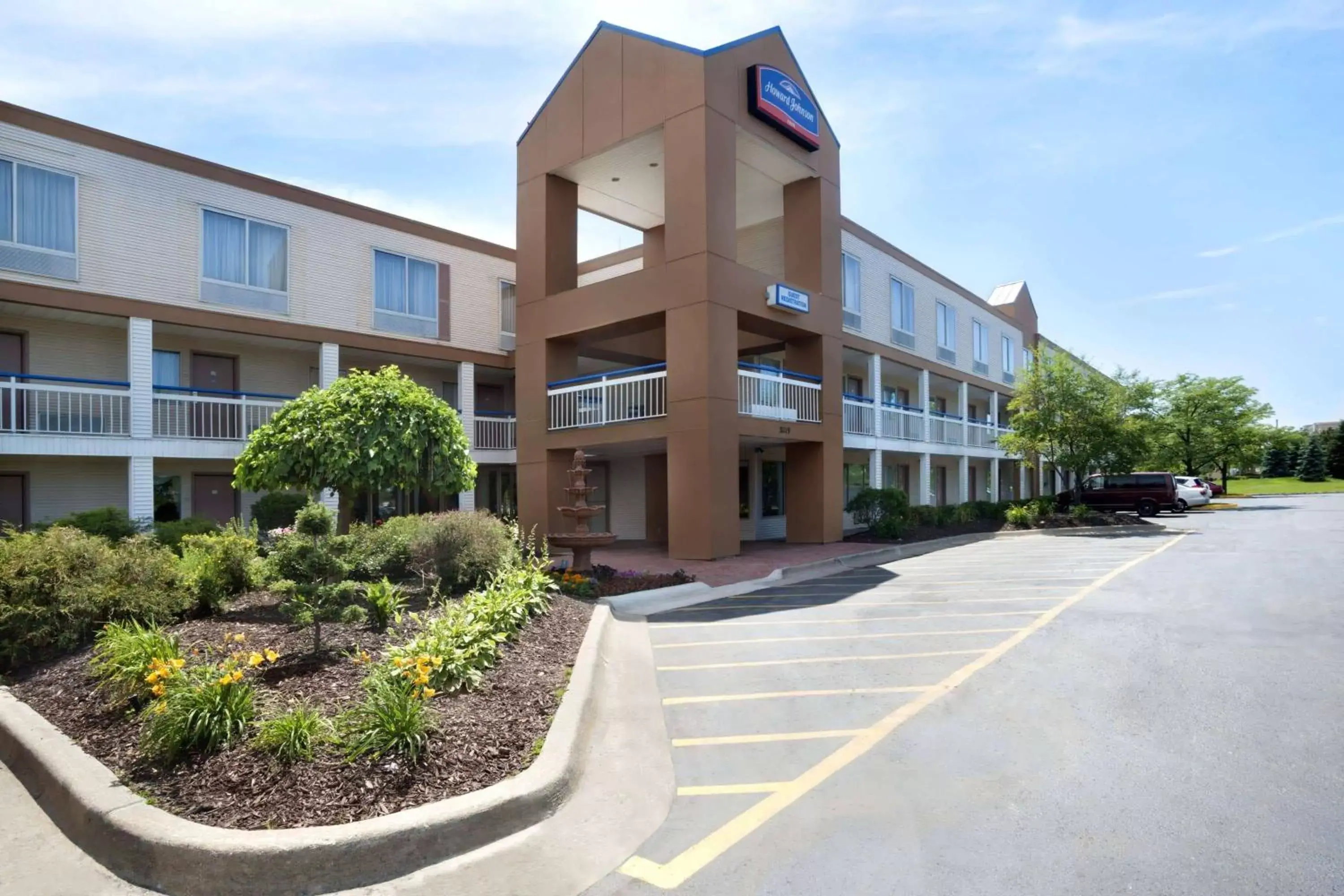 Property Building in Howard Johnson by Wyndham Romulus Detroit Metro Airport
