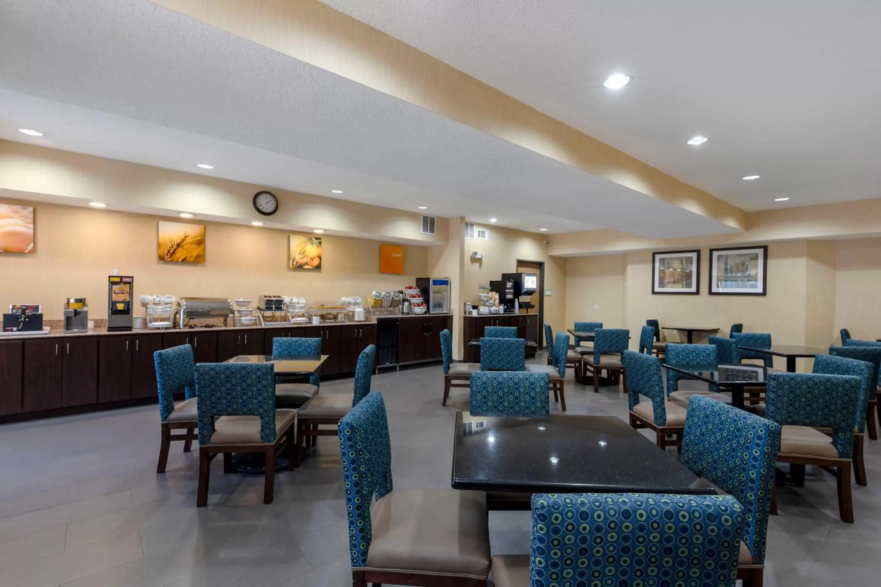 Restaurant/Places to Eat in Comfort Suites DFW Airport
