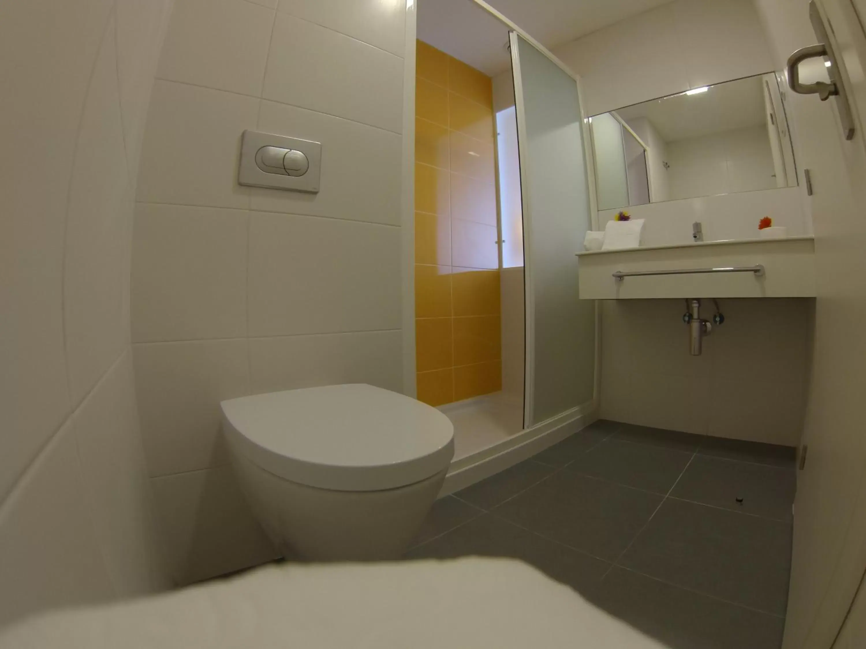 Toilet, Bathroom in Hotel 3K Faro Aeroporto