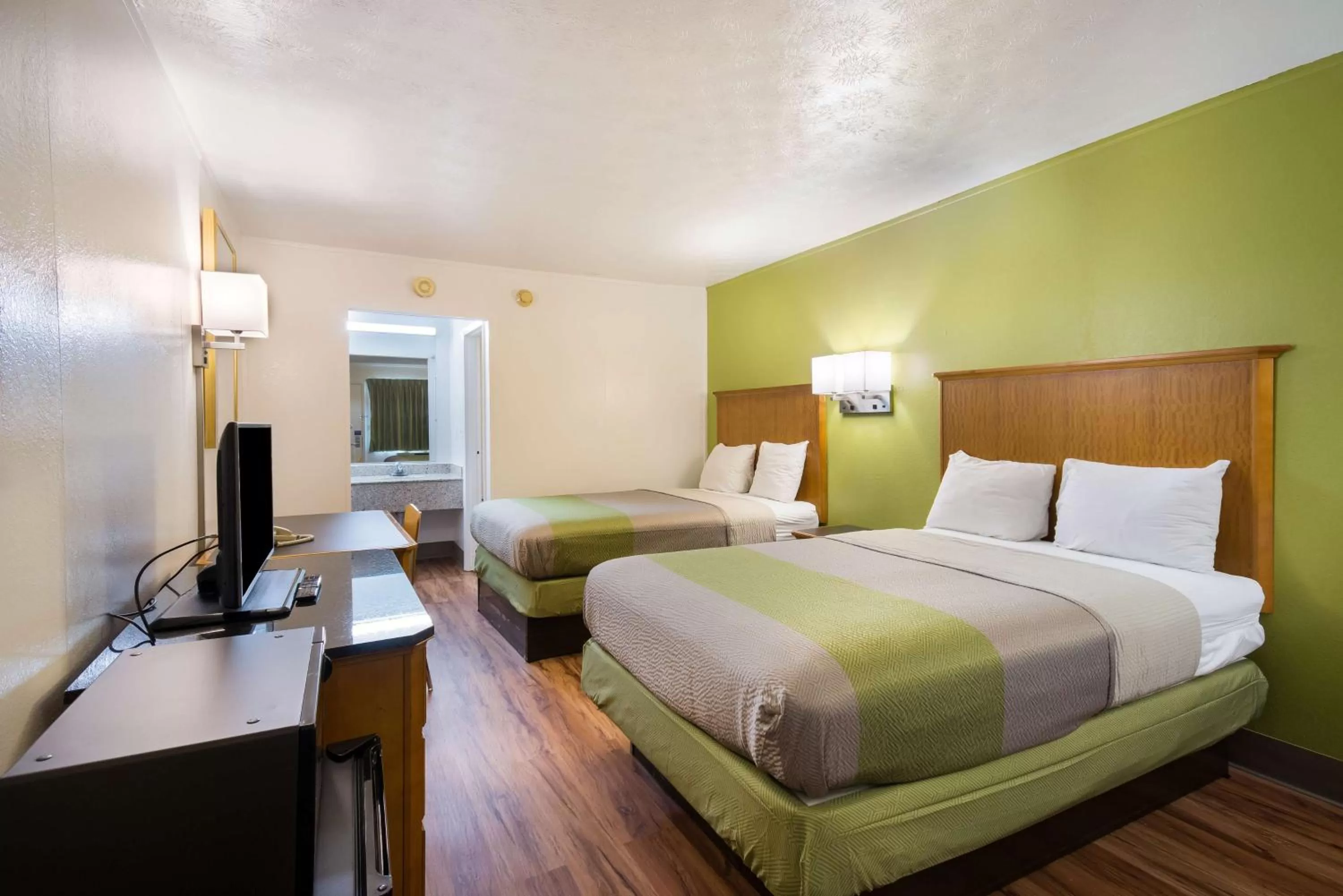 TV and multimedia, Bed in Motel 6-Parkersburg, WV