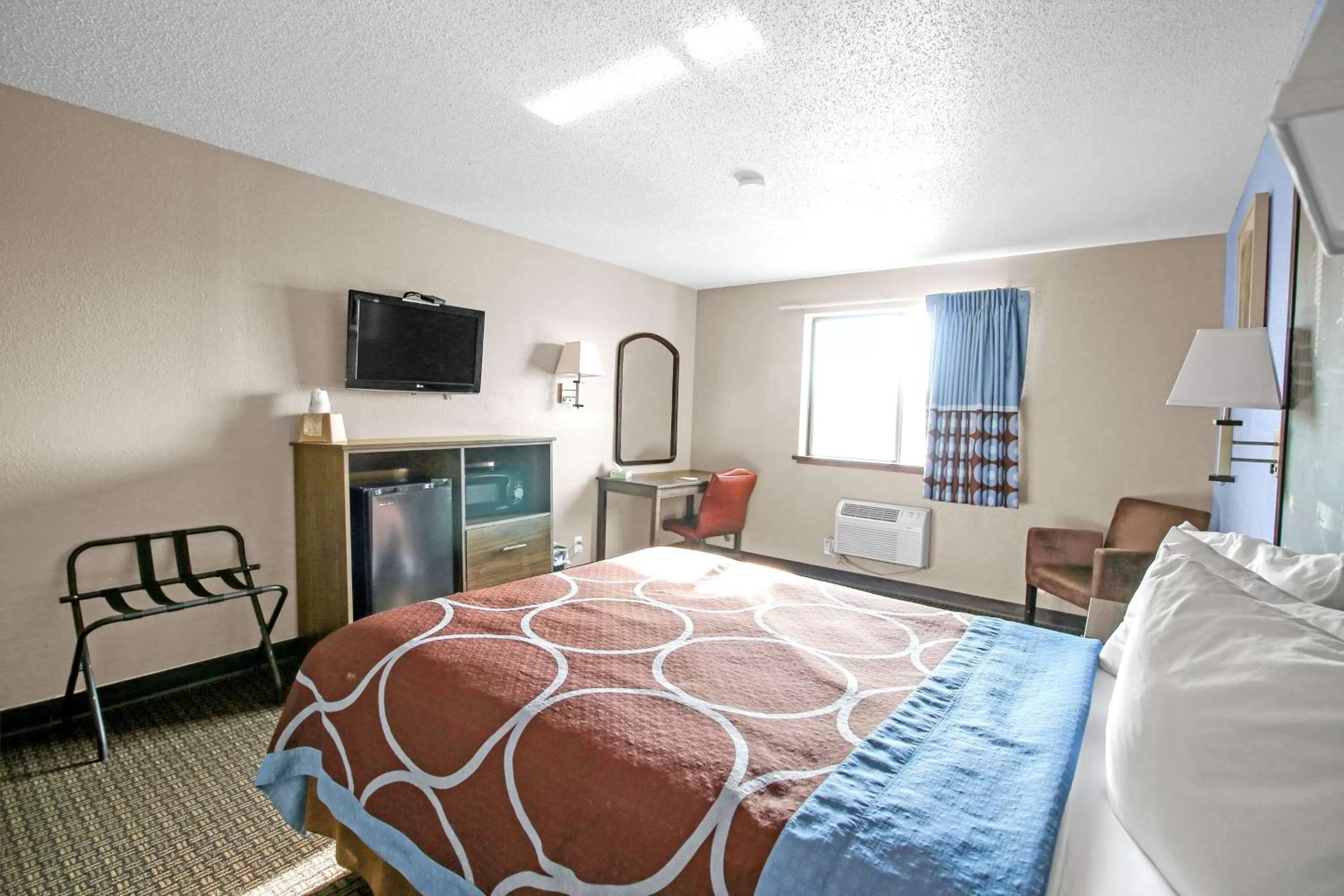 Photo of the whole room, Bed in Super 8 by Wyndham Kenosha/Pleasant Prairie