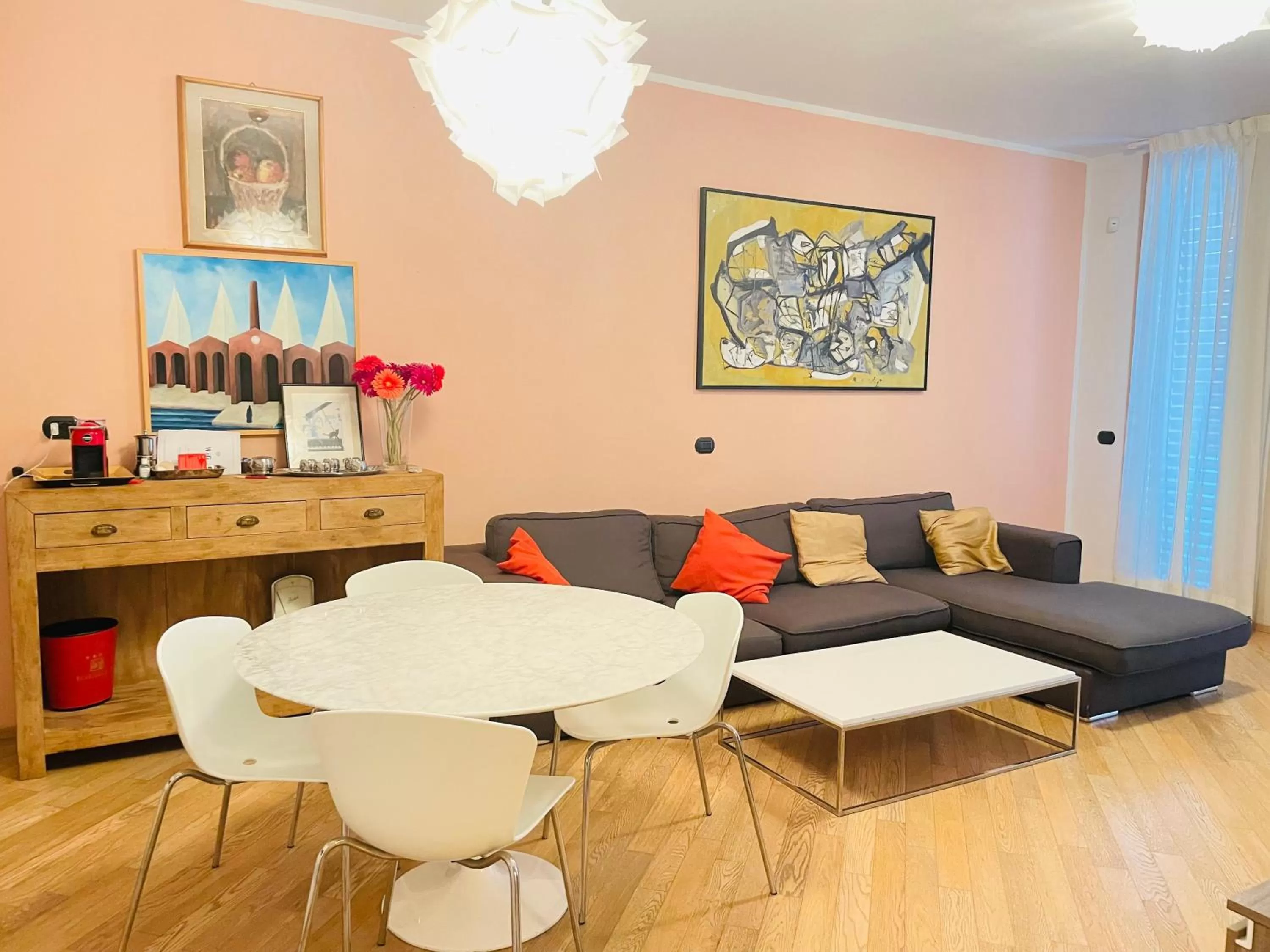 Living room in Blue Shades Hotel