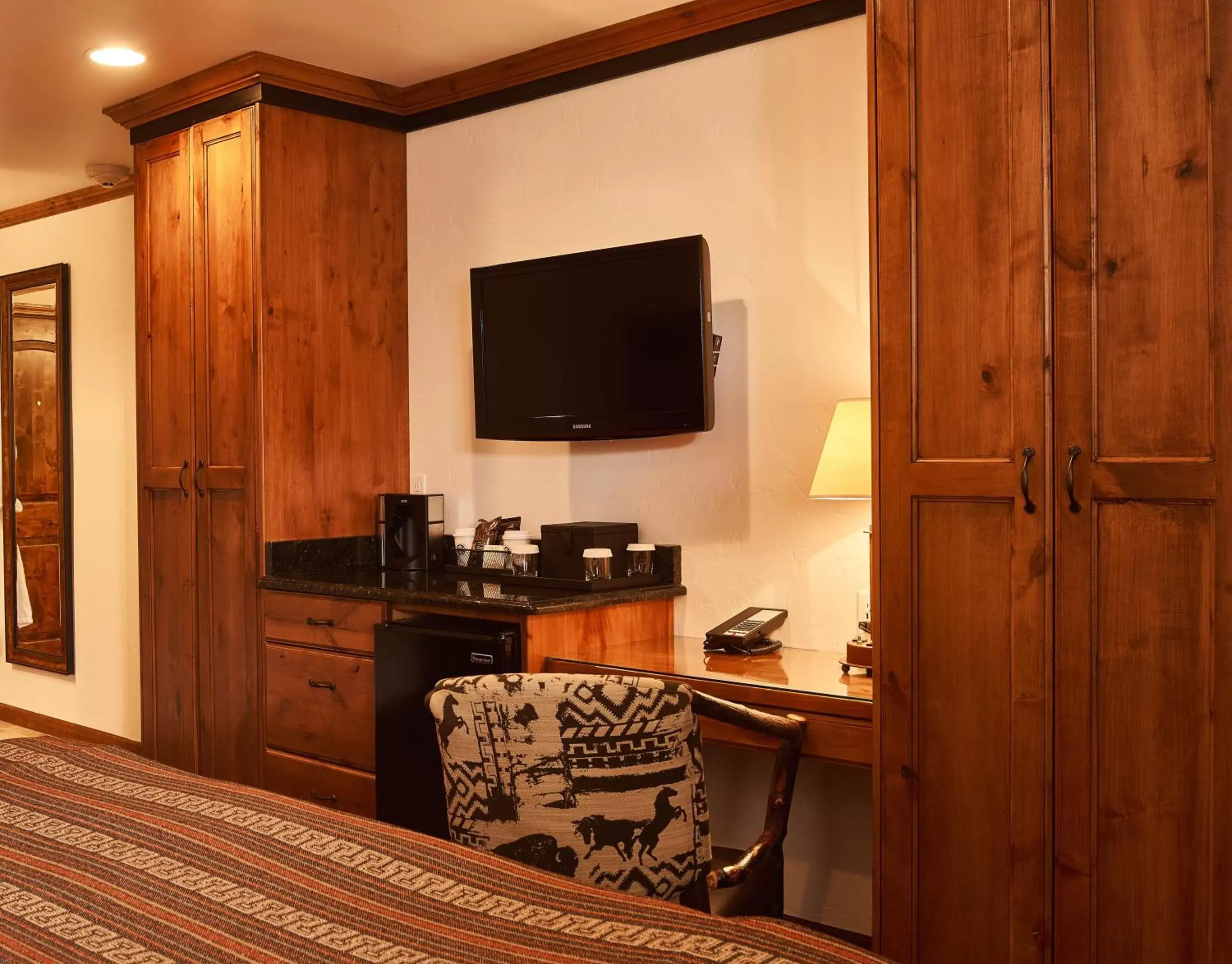 Bedroom, TV/Entertainment Center in Parkway Inn of Jackson Hole