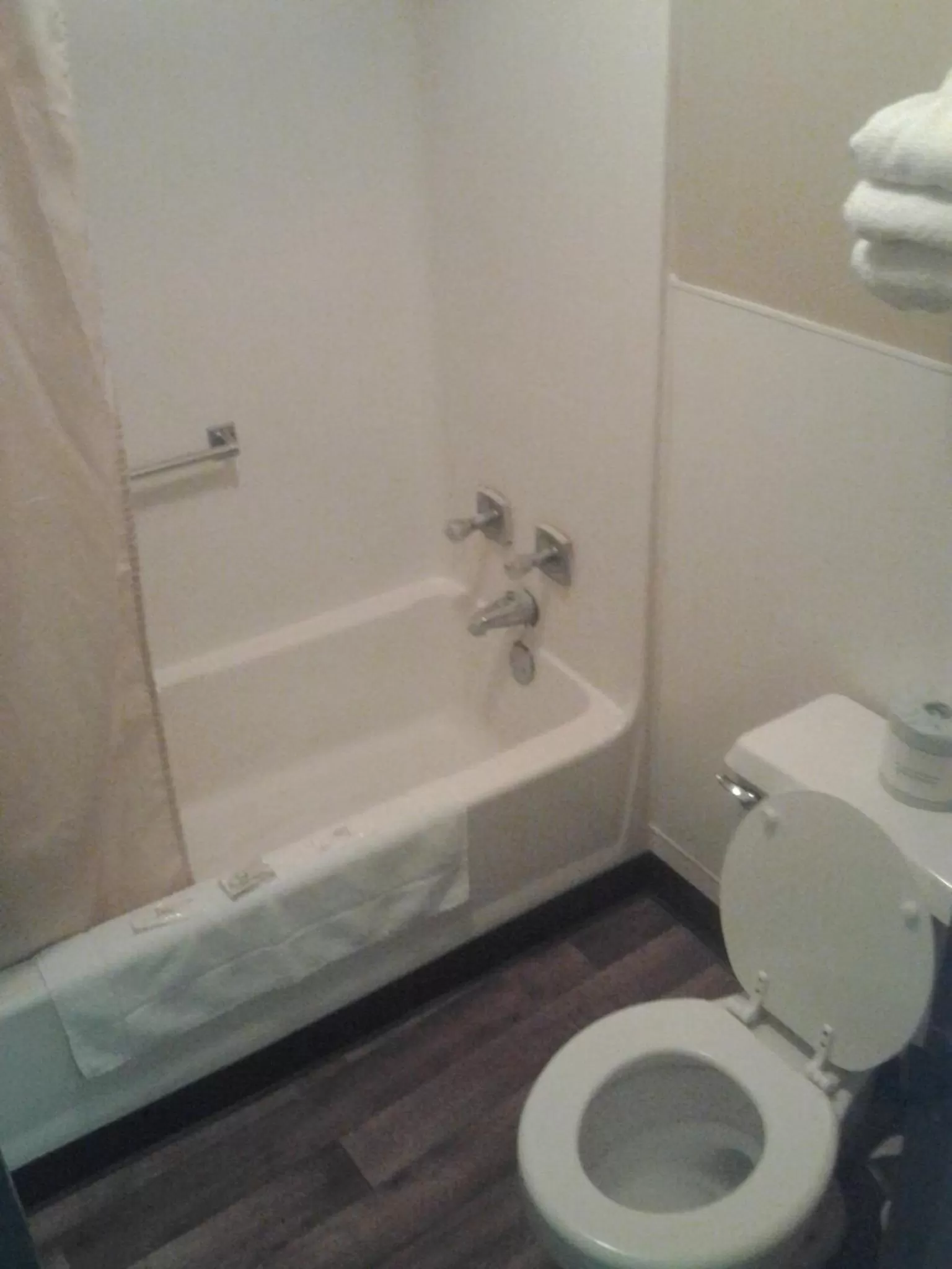 Bathroom in Xenia Country Inn