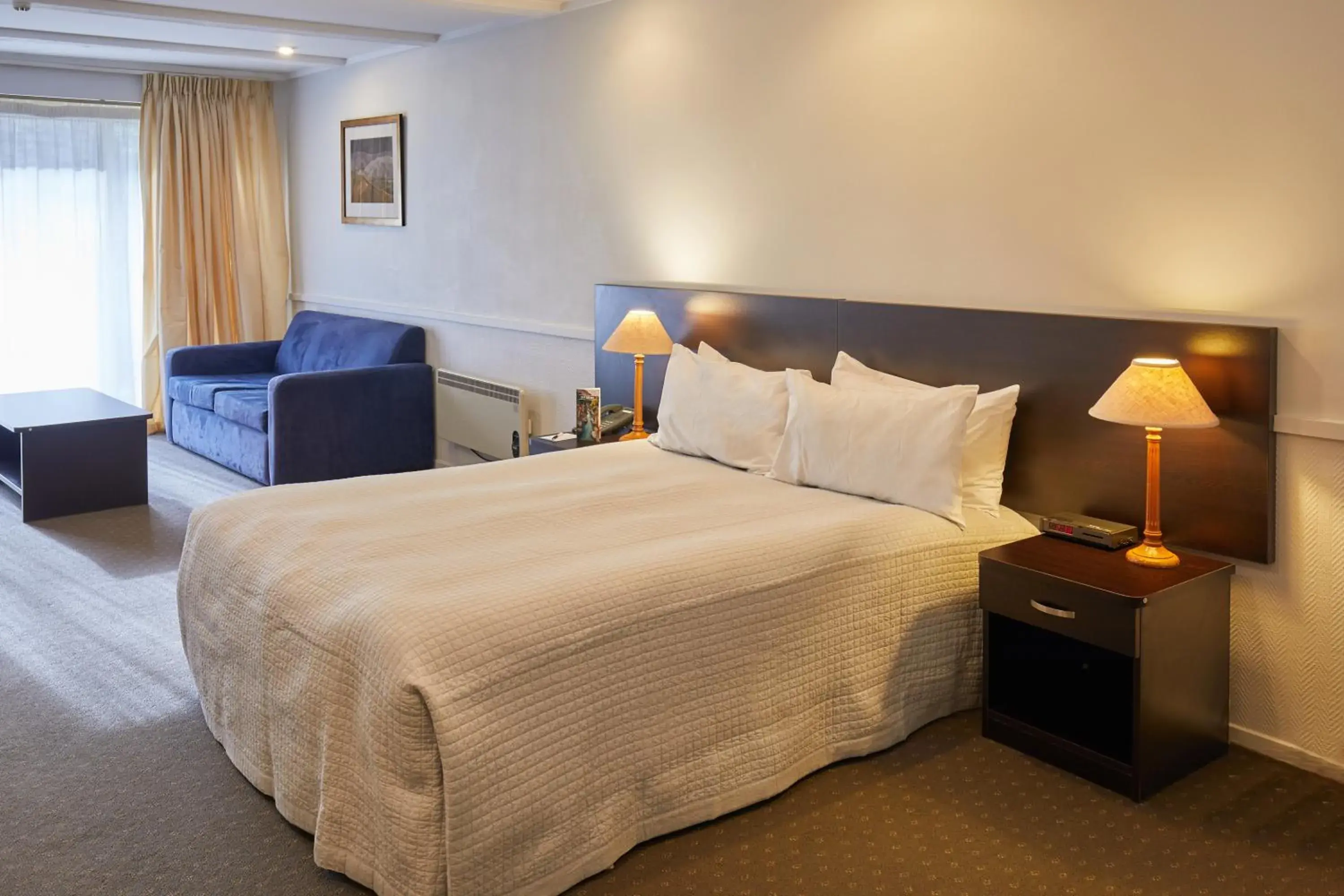 Seating area, Bed in Nugget Point Hotel