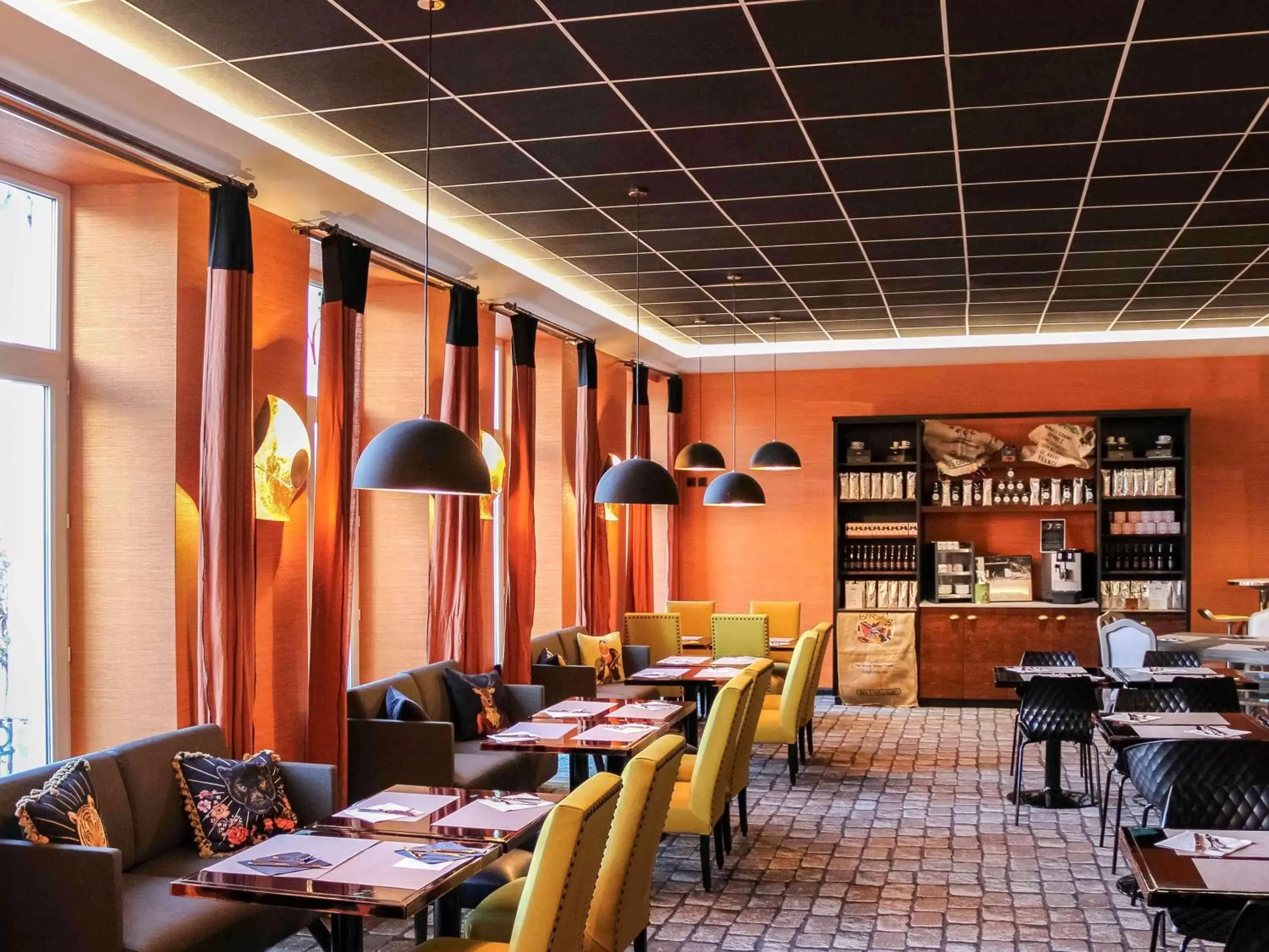 Property building, Restaurant/Places to Eat in Mercure Strasbourg Centre Gare