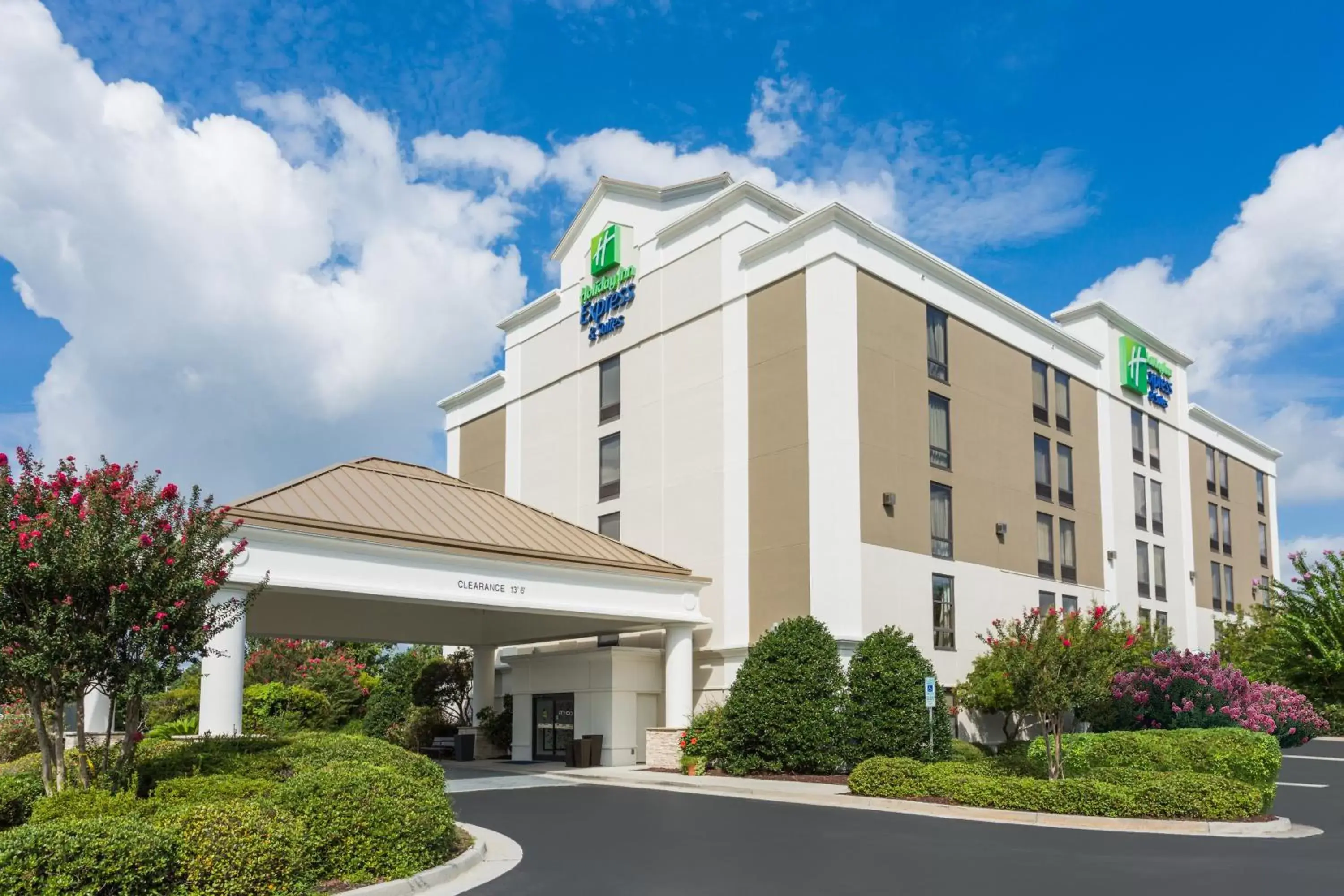 Property Building in Holiday Inn Express & Suites Wilmington-University Center, an IHG Hotel