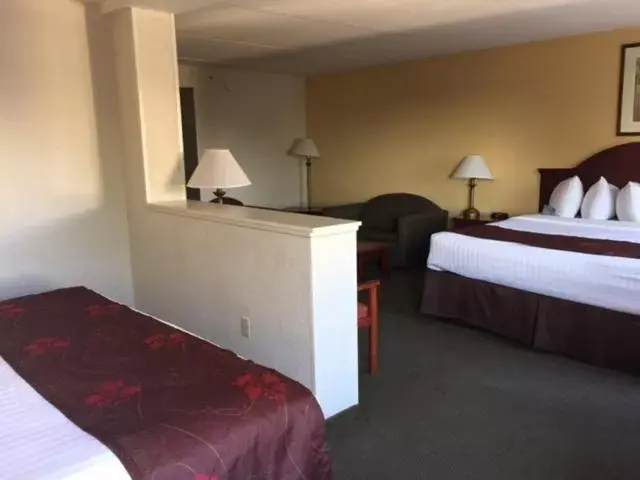 Bed in Days Inn & Suites by Wyndham Laurel Near Fort Meade