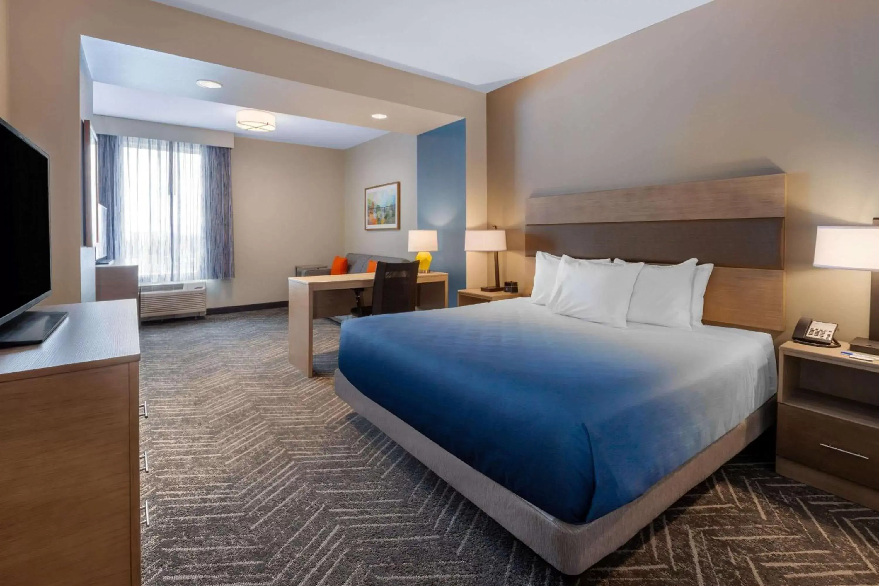 Bedroom in La Quinta Inn & Suites by Wyndham Middletown