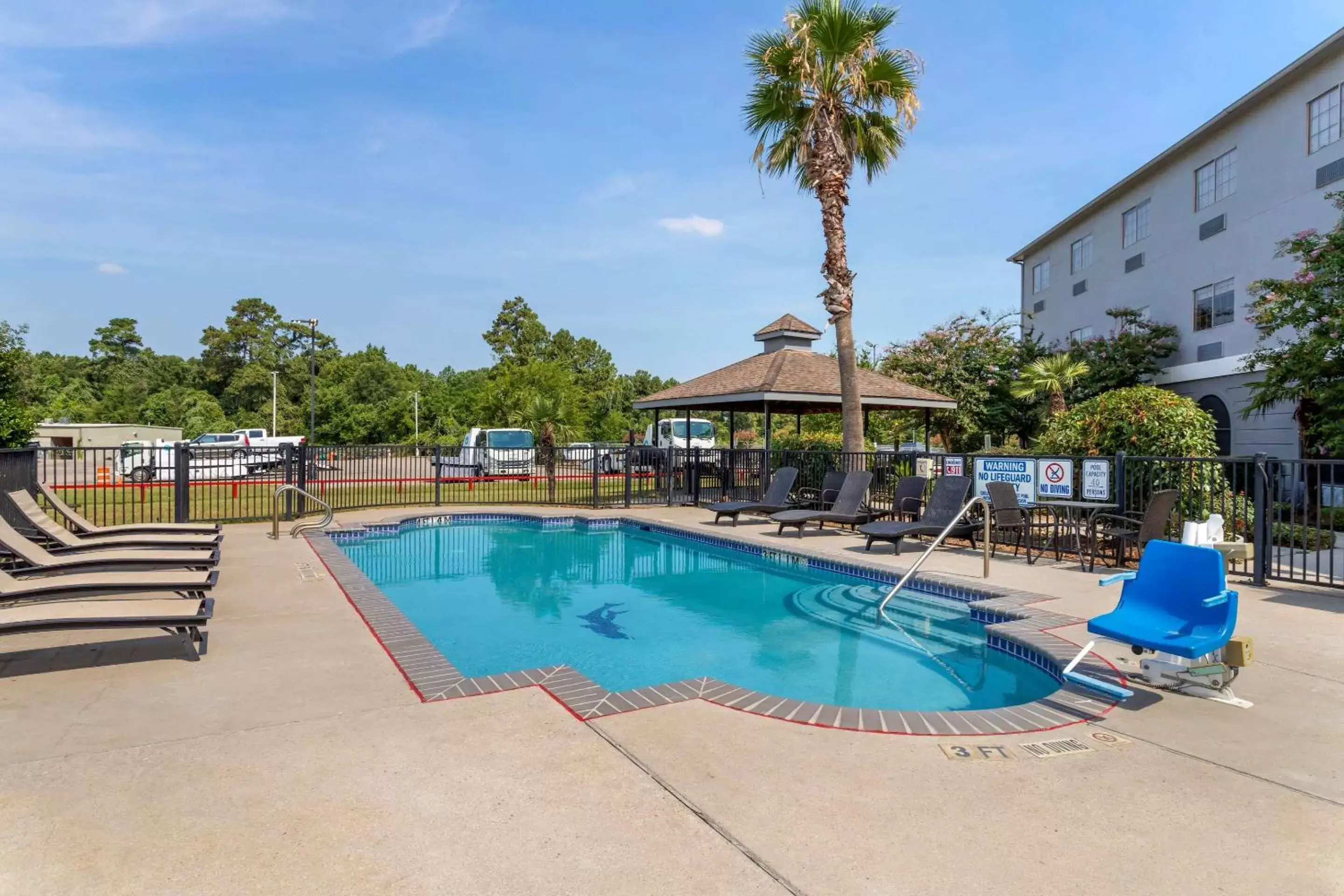 Property building, Swimming Pool in Comfort Suites Kingwood Humble Houston North