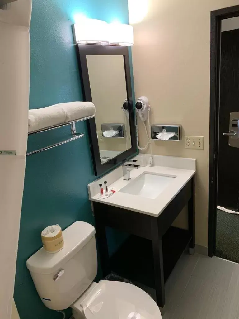 Bathroom in Super 8 by Wyndham Huron