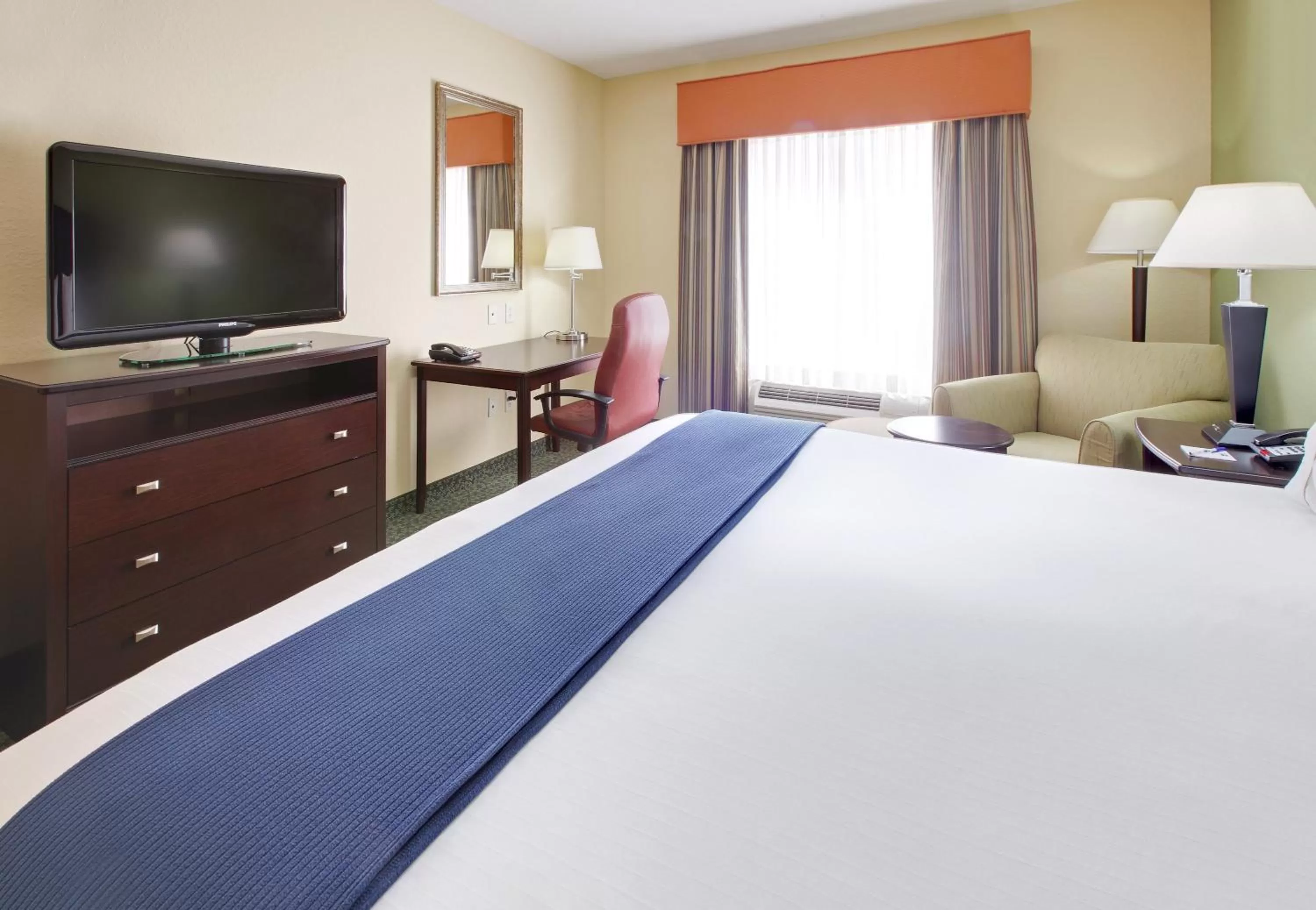 Photo of the whole room, Bed in Holiday Inn Express & Suites Covington by IHG