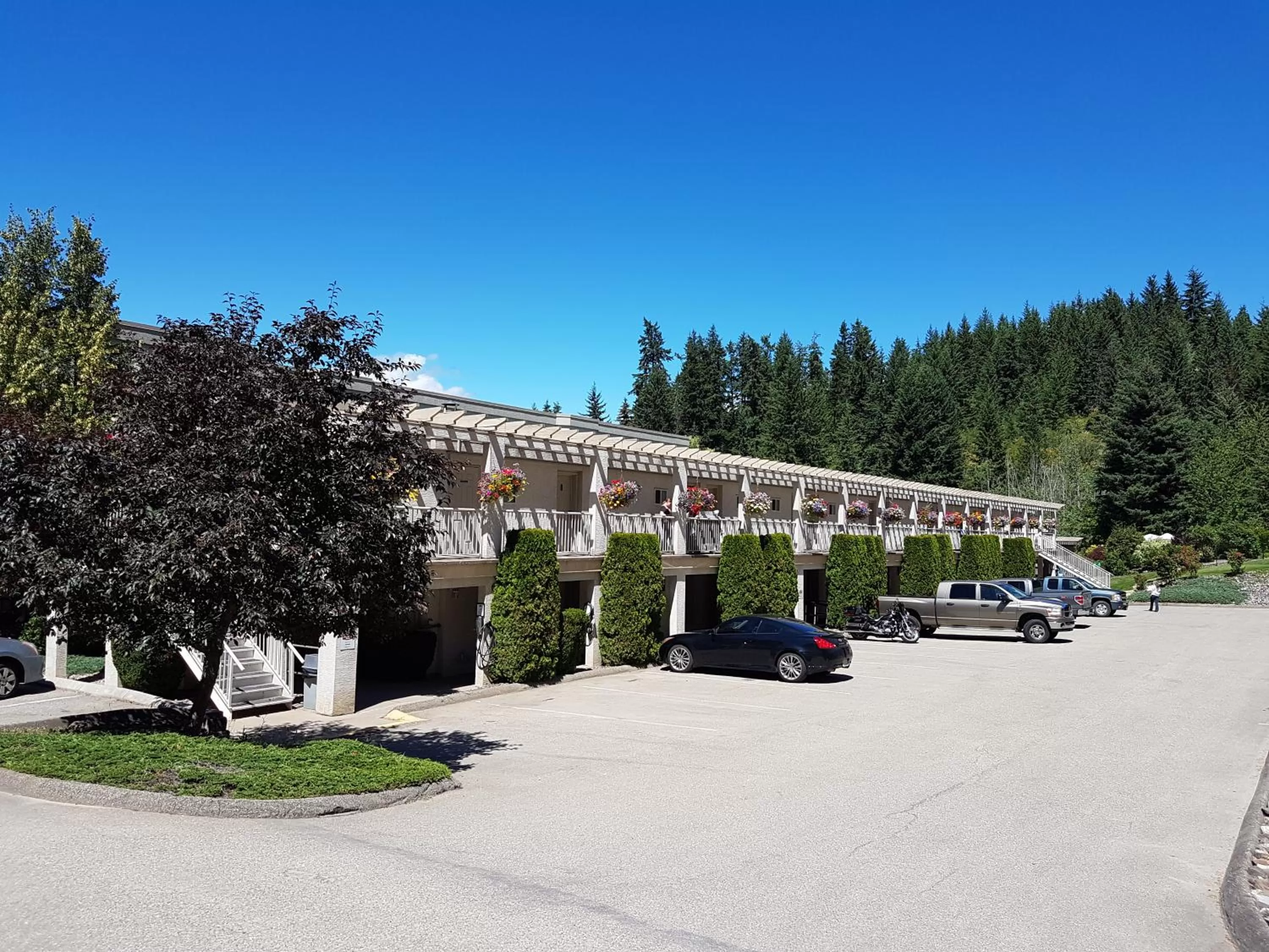 Property building in Hilltop Inn - Salmon Arm