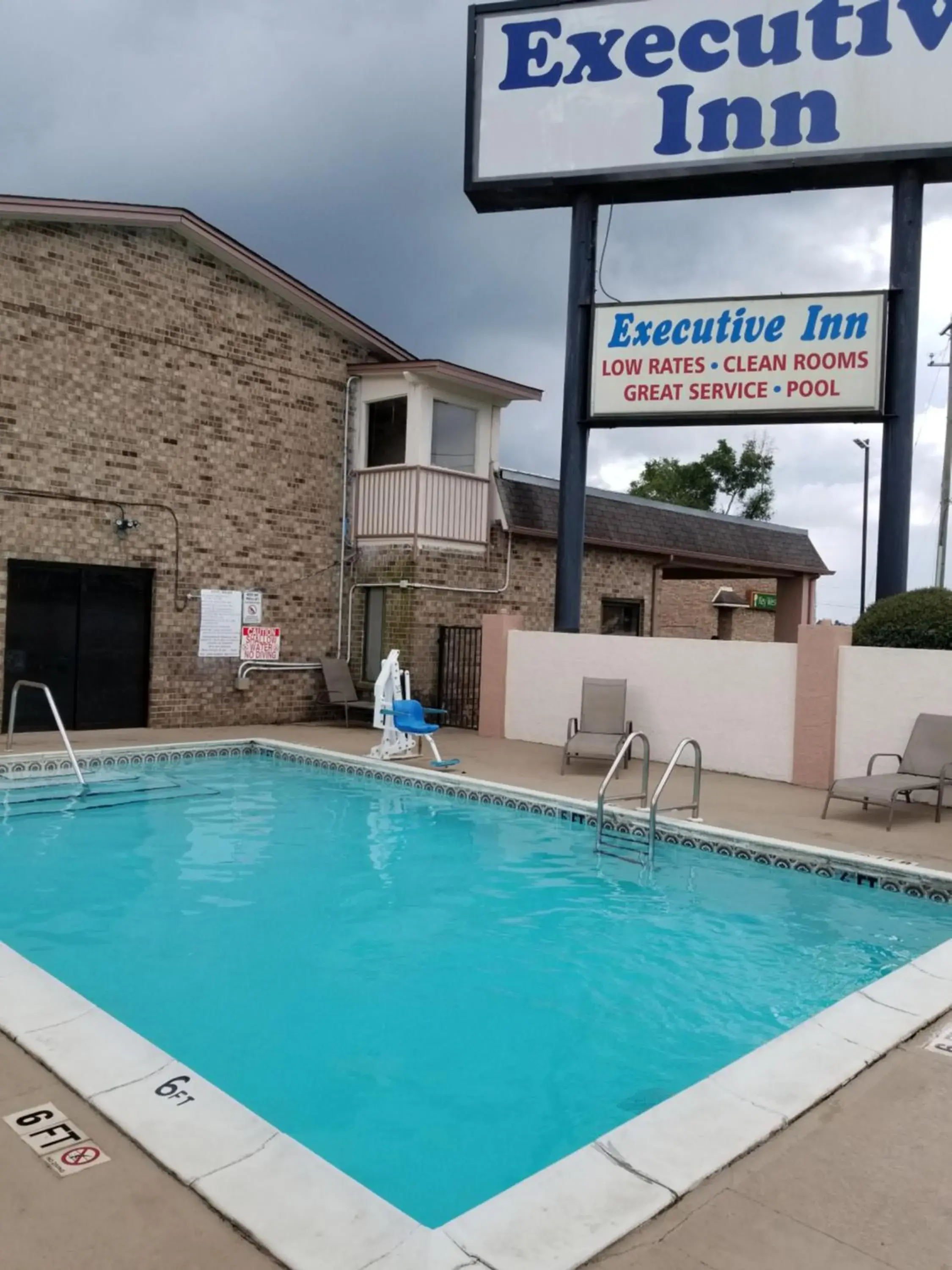 Swimming Pool in Executive Inn