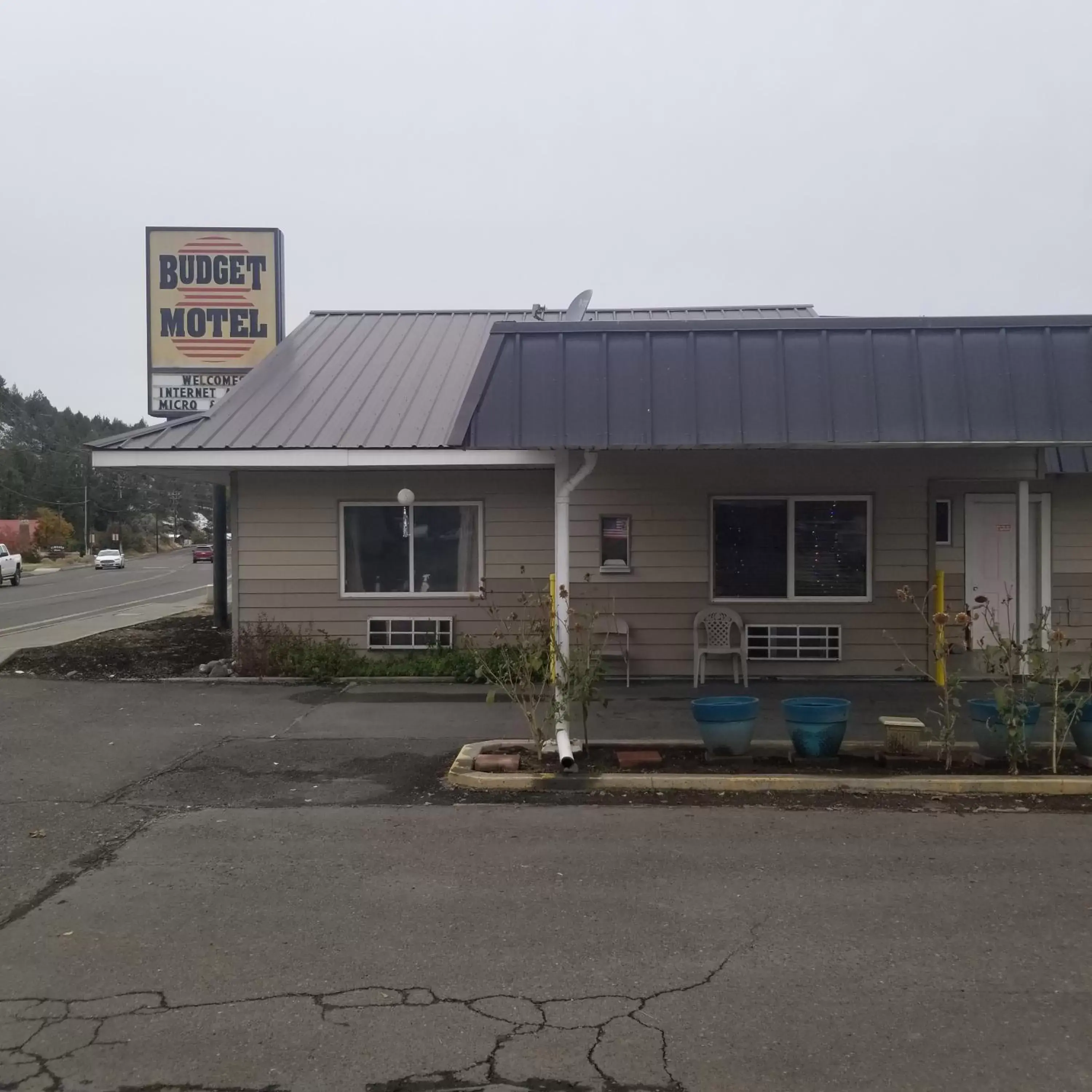 Property Building in Budget 8 Motel