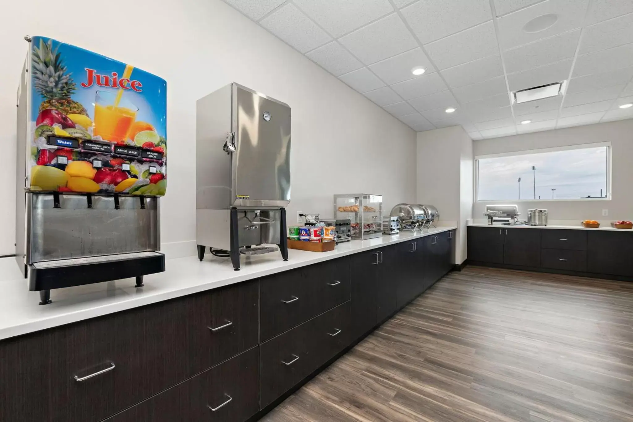 Breakfast, Kitchen/Kitchenette in Holiday Inn Express Kansas City North Parkville, an IHG Hotel