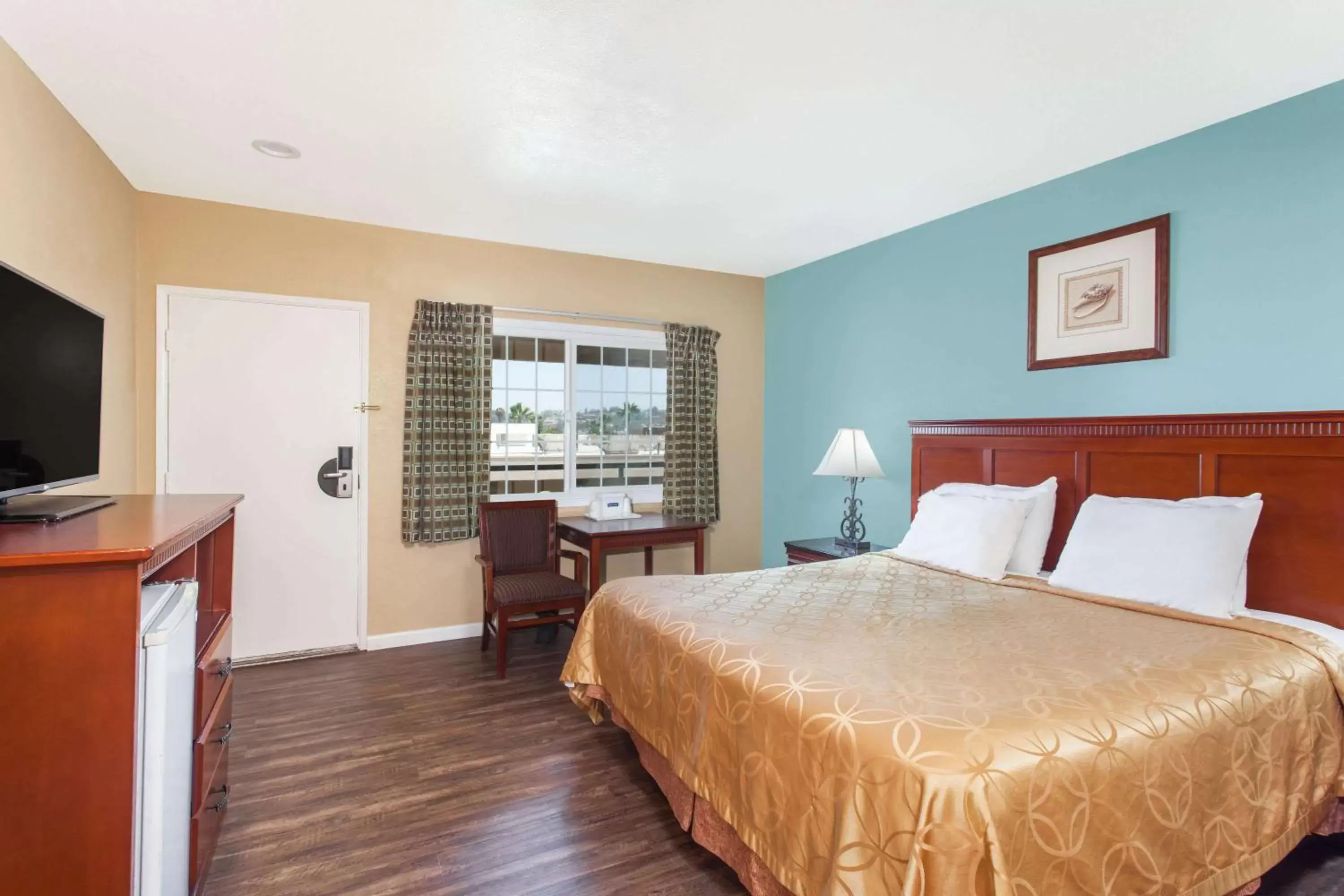 Photo of the whole room, Bed in Travelodge by Wyndham San Diego SeaWorld