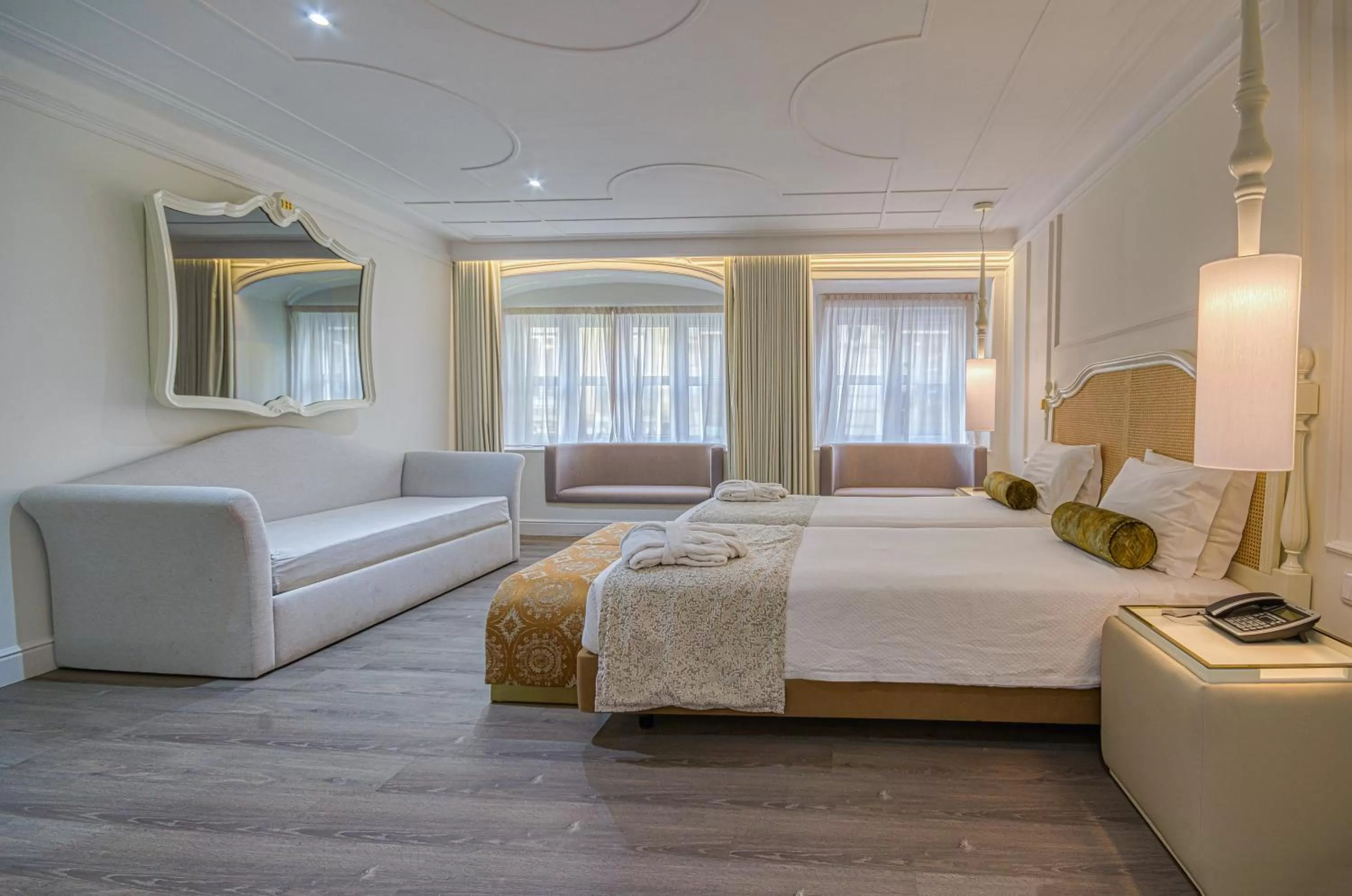 Photo of the whole room, Bed in Hotel Borges Chiado