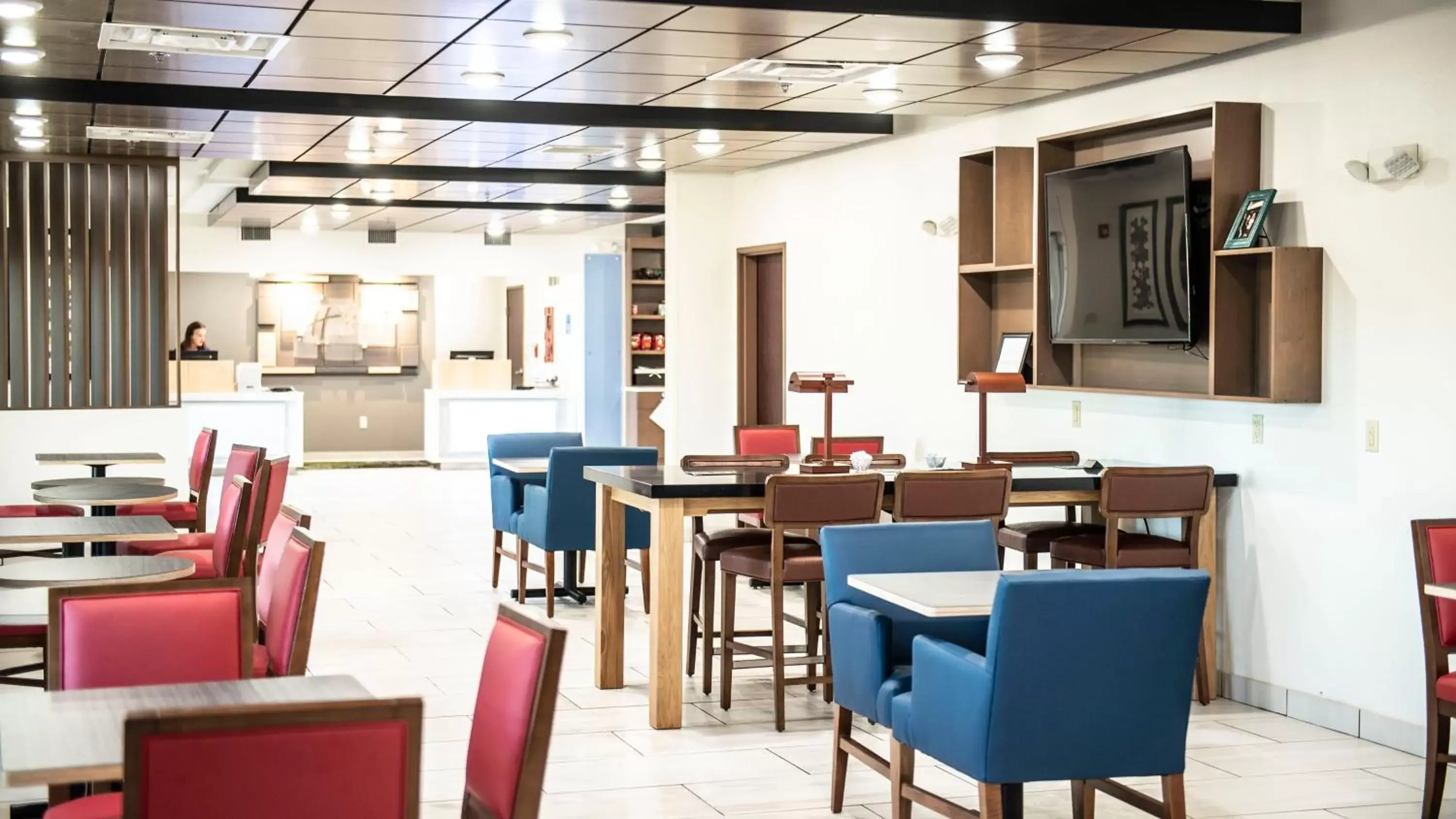 Breakfast, Restaurant/Places to Eat in Holiday Inn Express Hotel & Suites Sedalia, an IHG Hotel