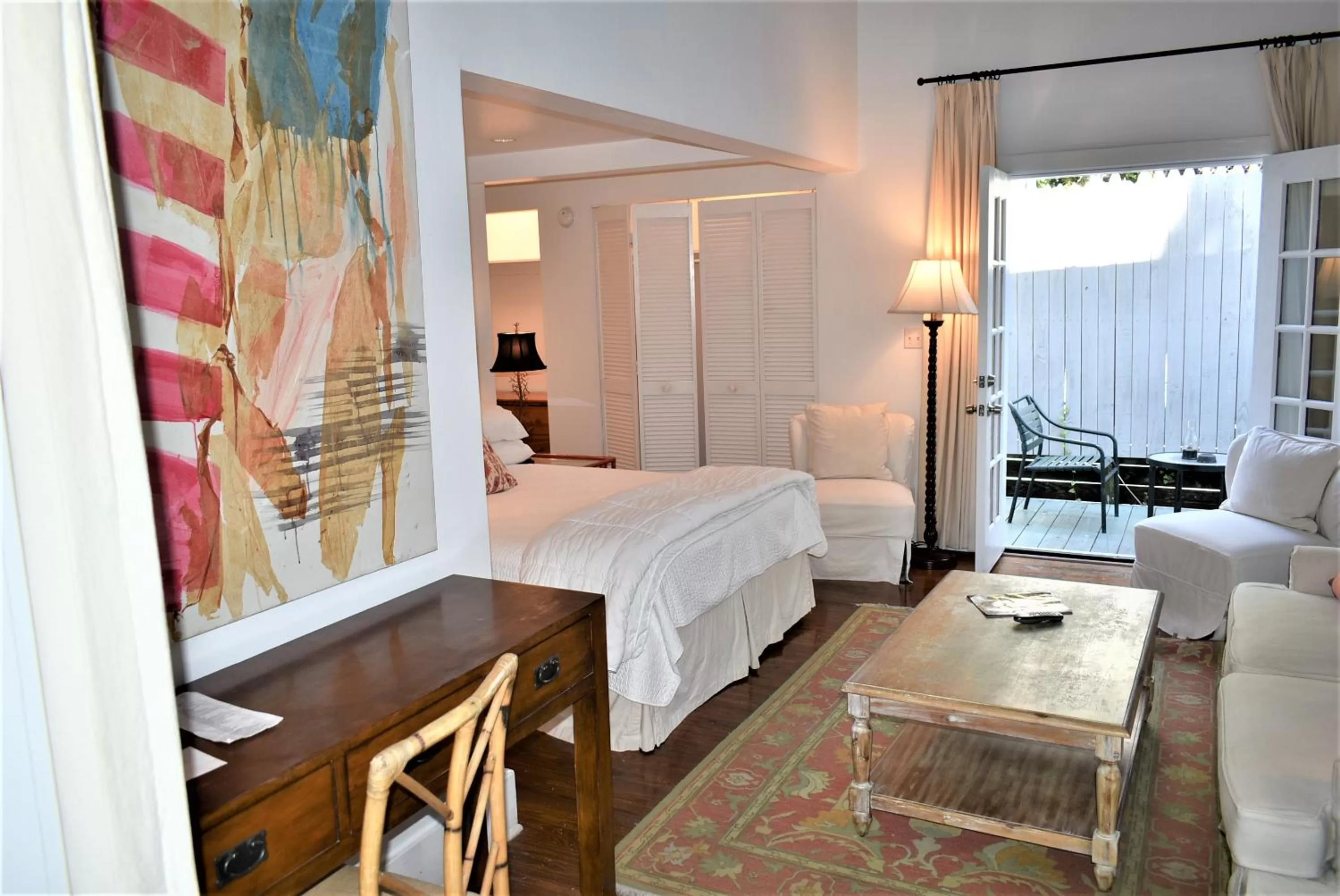 Bed in Simonton Court Historic Inn & Cottages