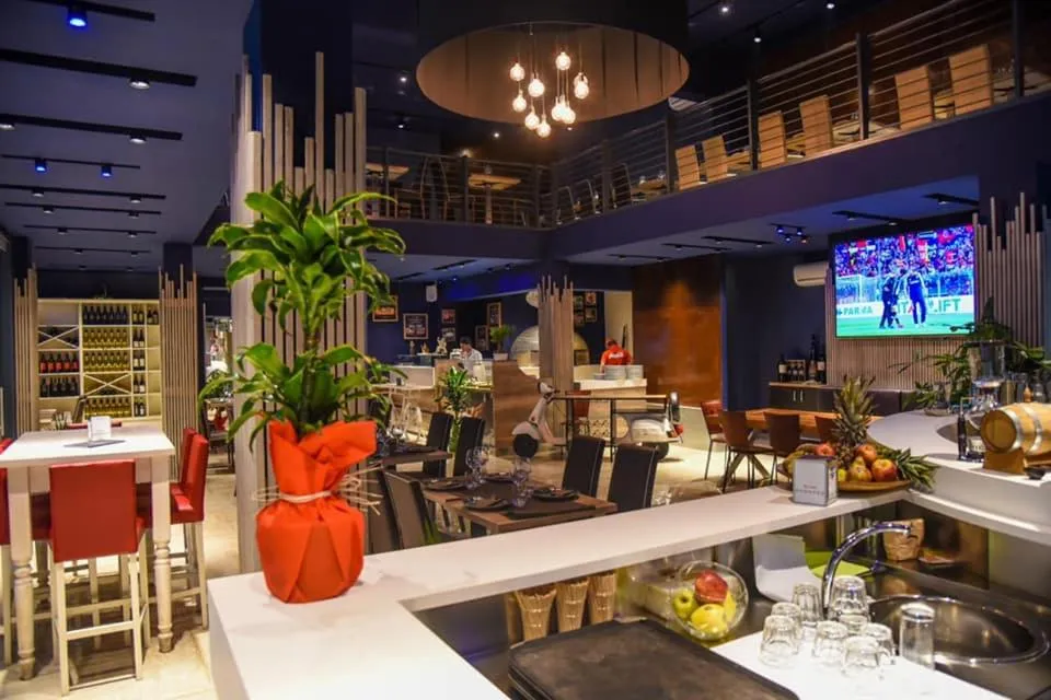 Restaurant/places to eat in Business Hotel