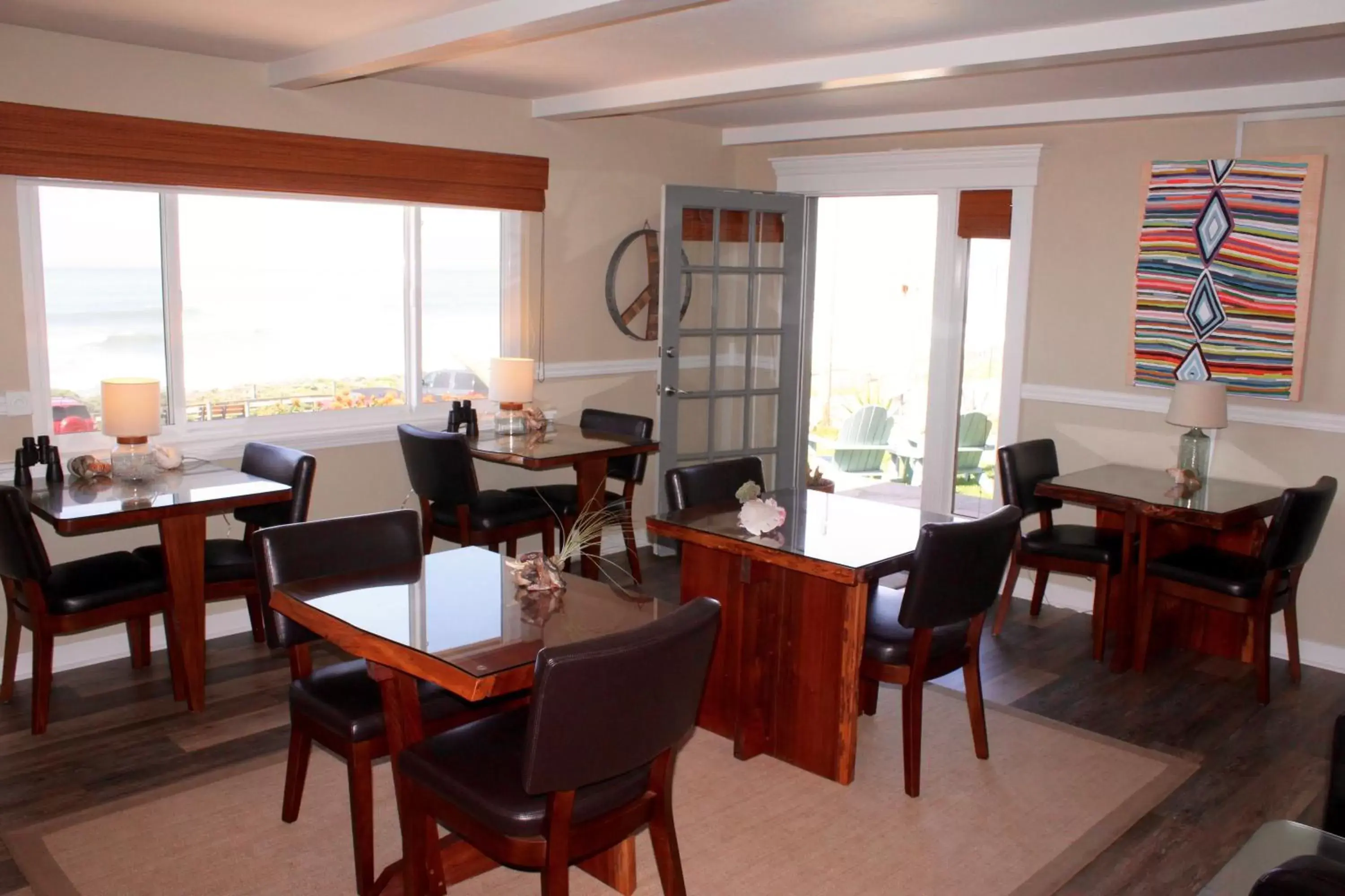 Communal lounge/ TV room, Restaurant/Places to Eat in Cambria Shores Inn