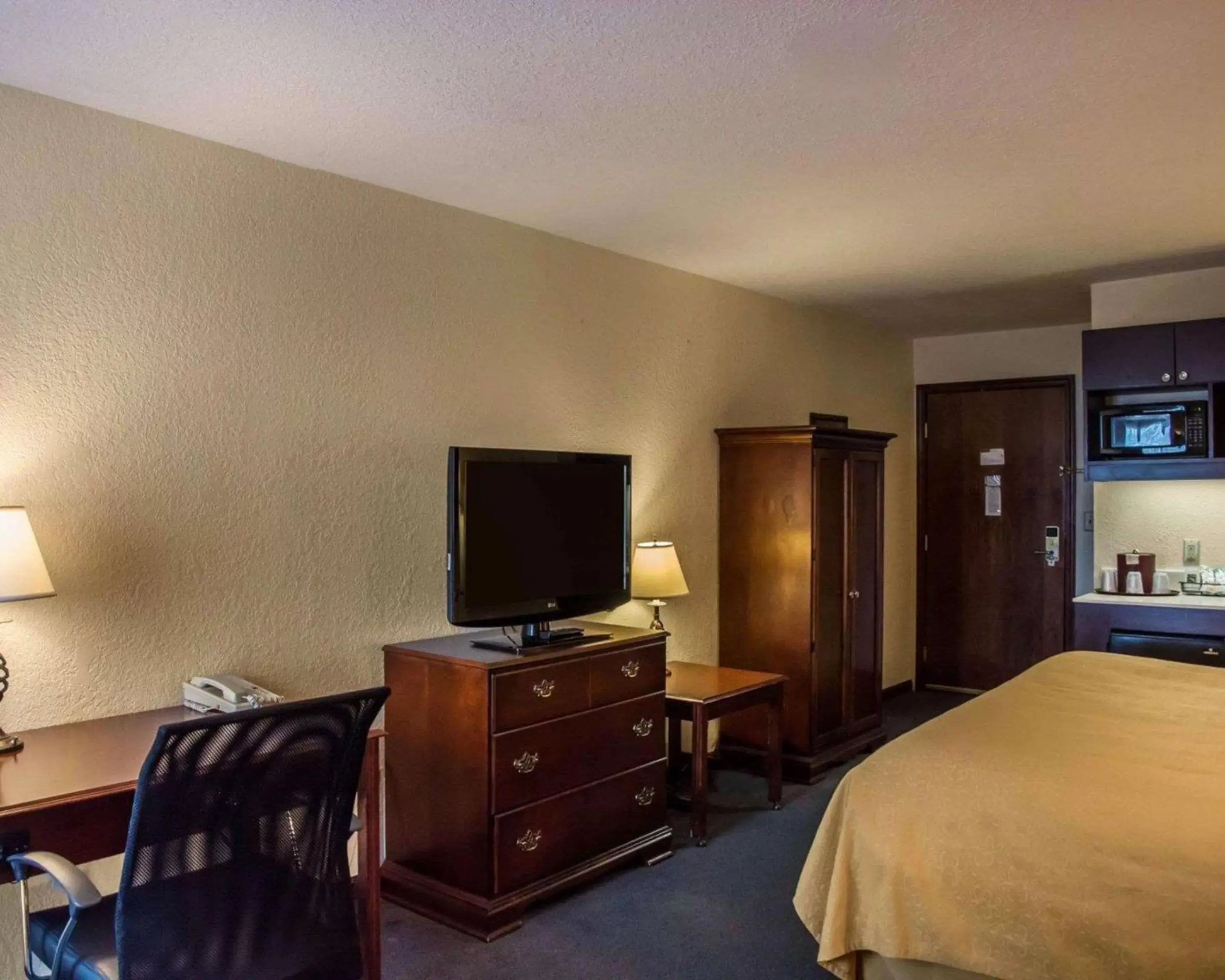 Photo of the whole room, TV/Entertainment Center in Quality Inn & Suites Cincinnati I-275