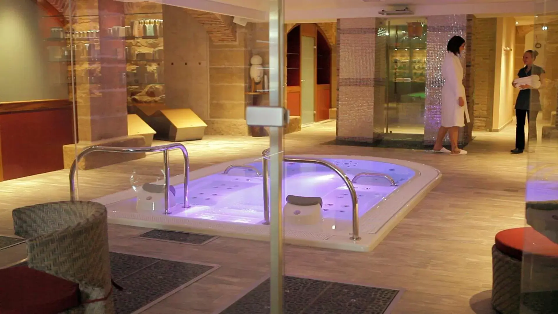 Spa and wellness centre/facilities, Swimming Pool in Mercure Moulins Centre Hôtel de Paris