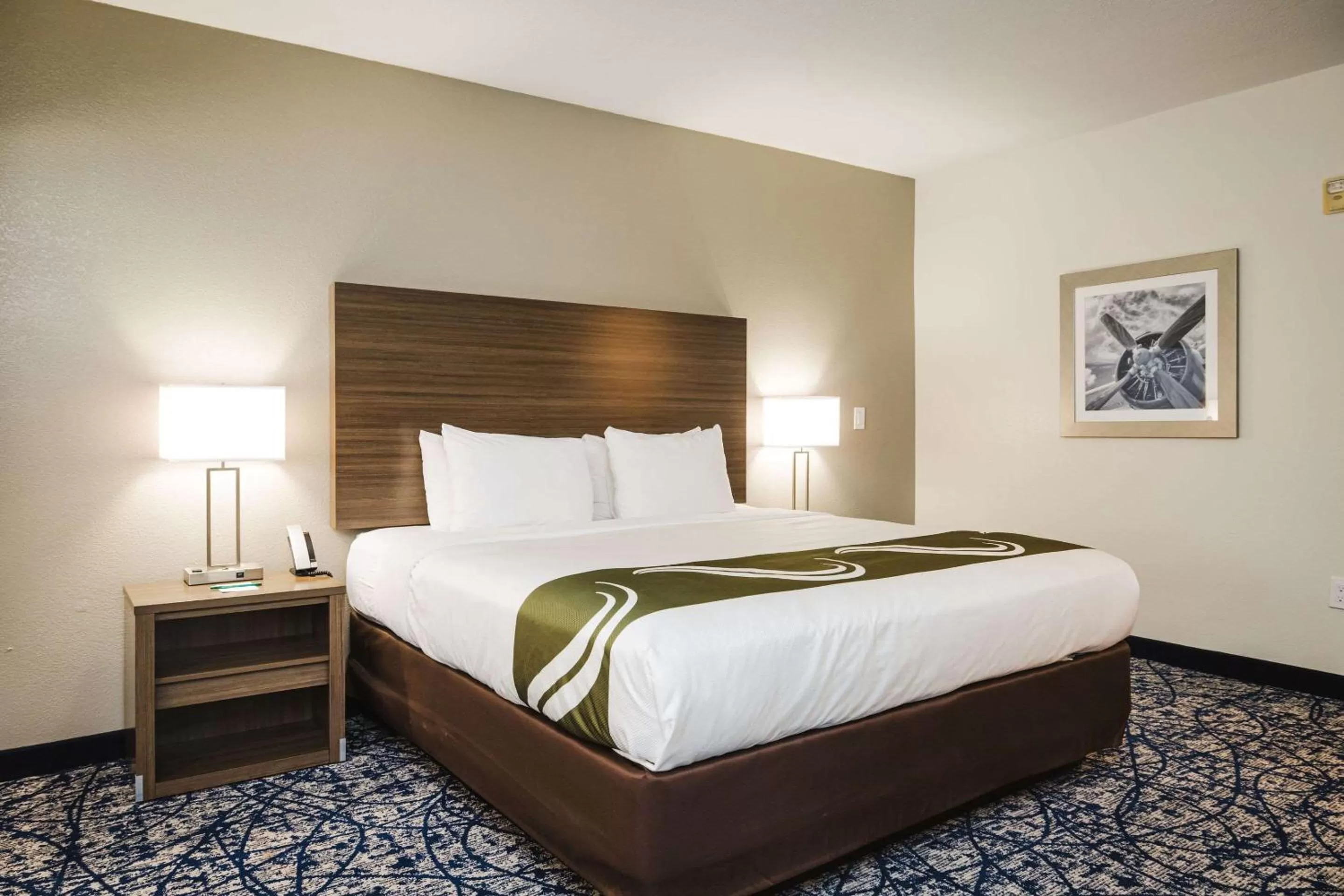 Bedroom in Quality Suites Houston Hobby Airport