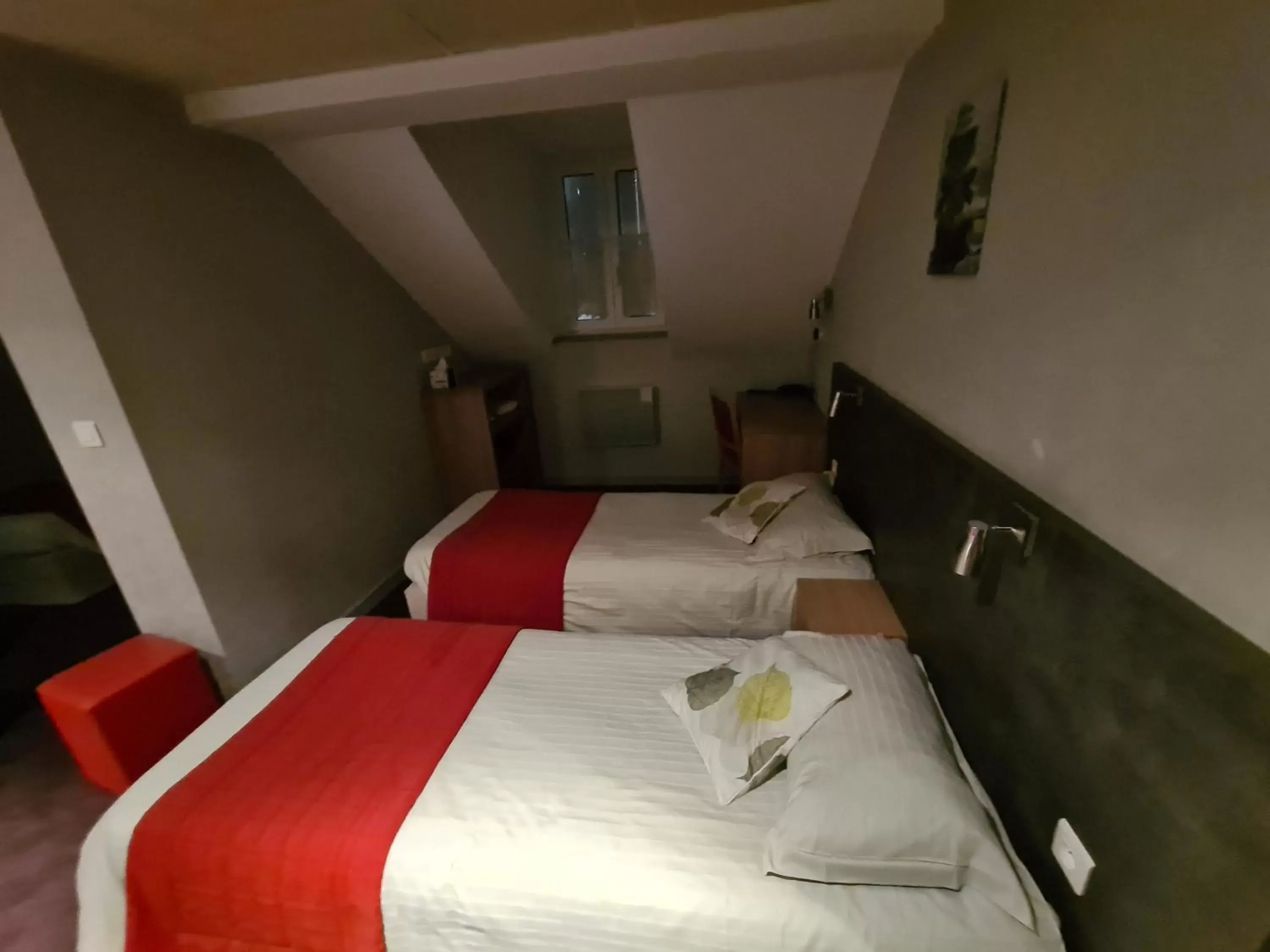 Bedroom, Bed in HOSTELLERIE du CANTAL