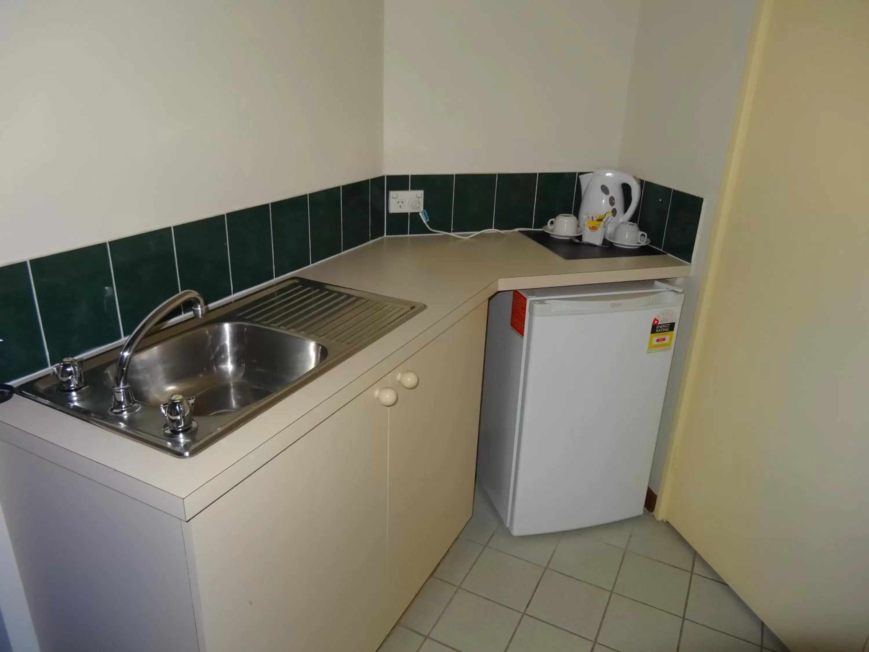 Kitchen or kitchenette, Kitchen/Kitchenette in Sanno Marracoonda Perth Airport Hotel