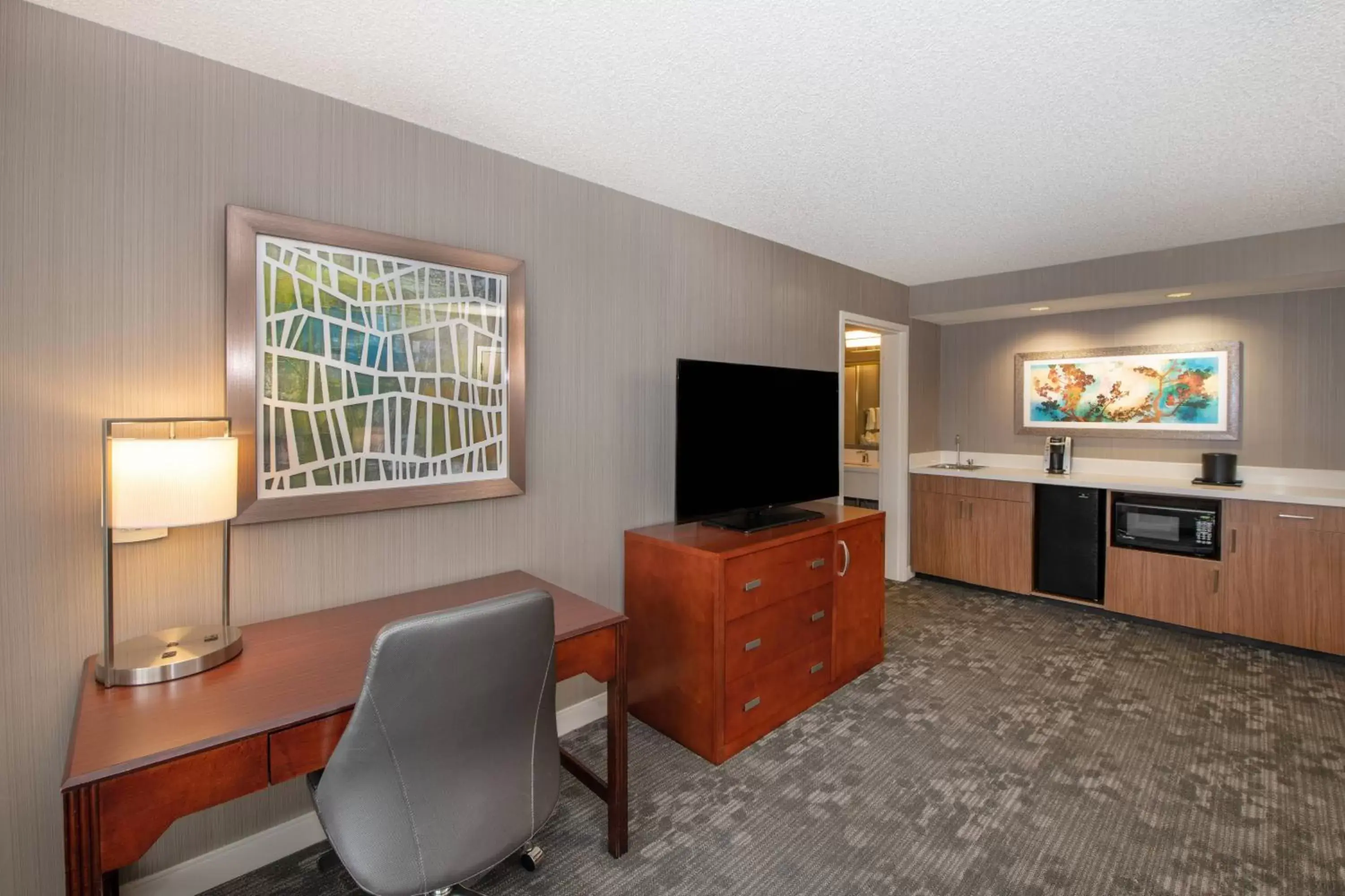 Living room, TV/Entertainment Center in Courtyard by Marriott Oakland Airport
