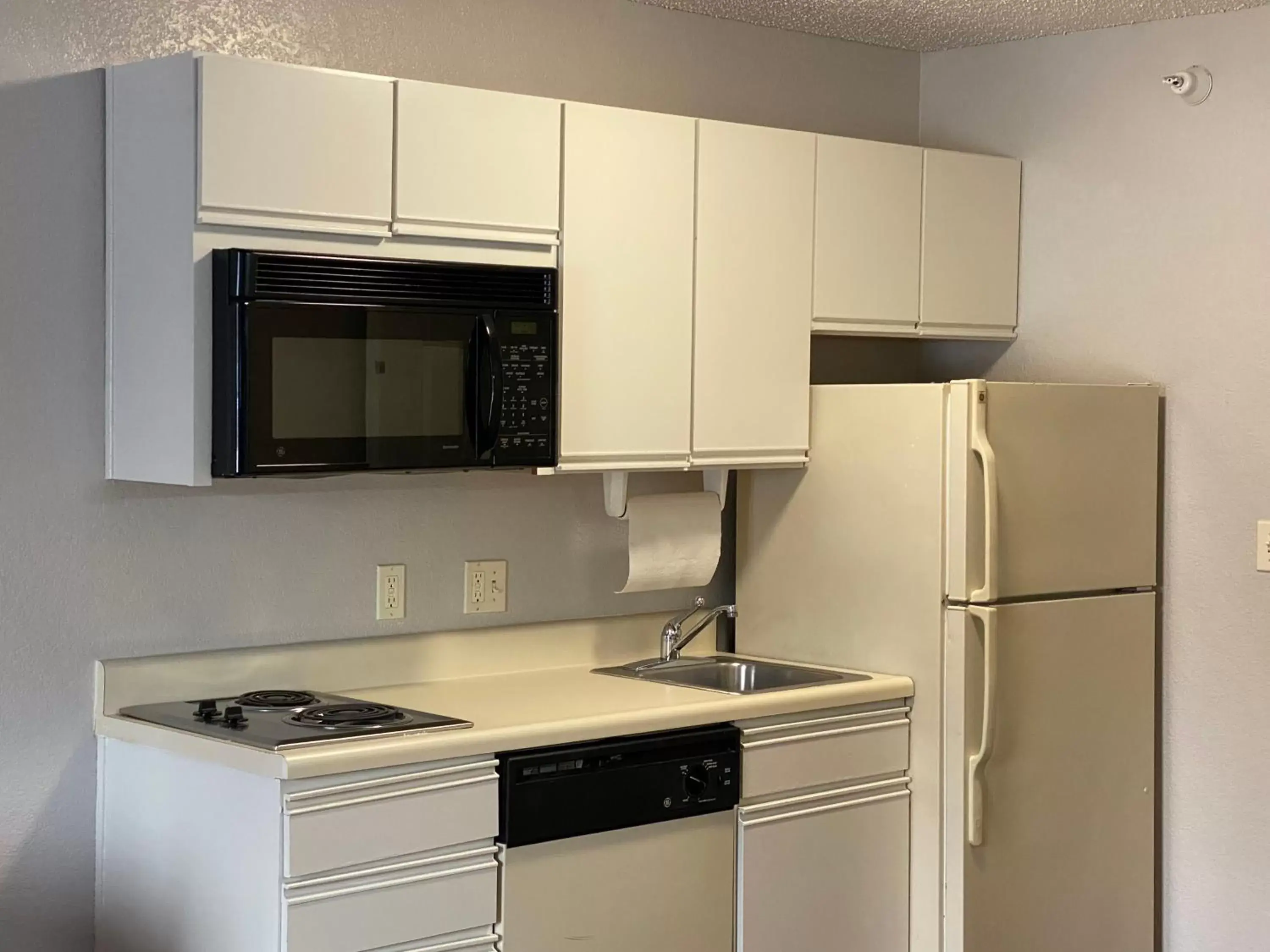 Kitchen/Kitchenette in Days Inn & Suites by Wyndham Green Bay WI