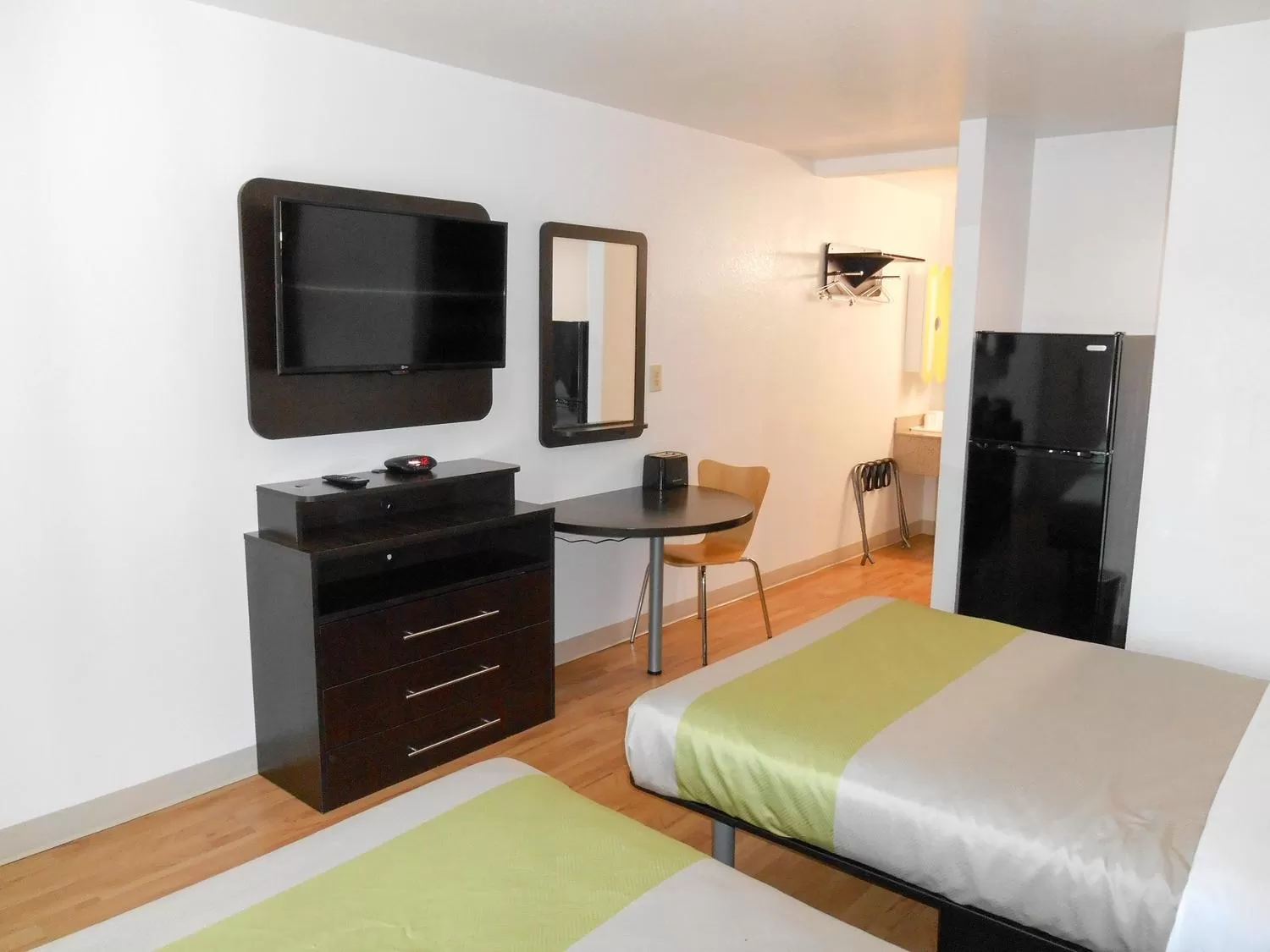 Photo of the whole room, Bed in Studio 6-San Antonio, TX - Airport