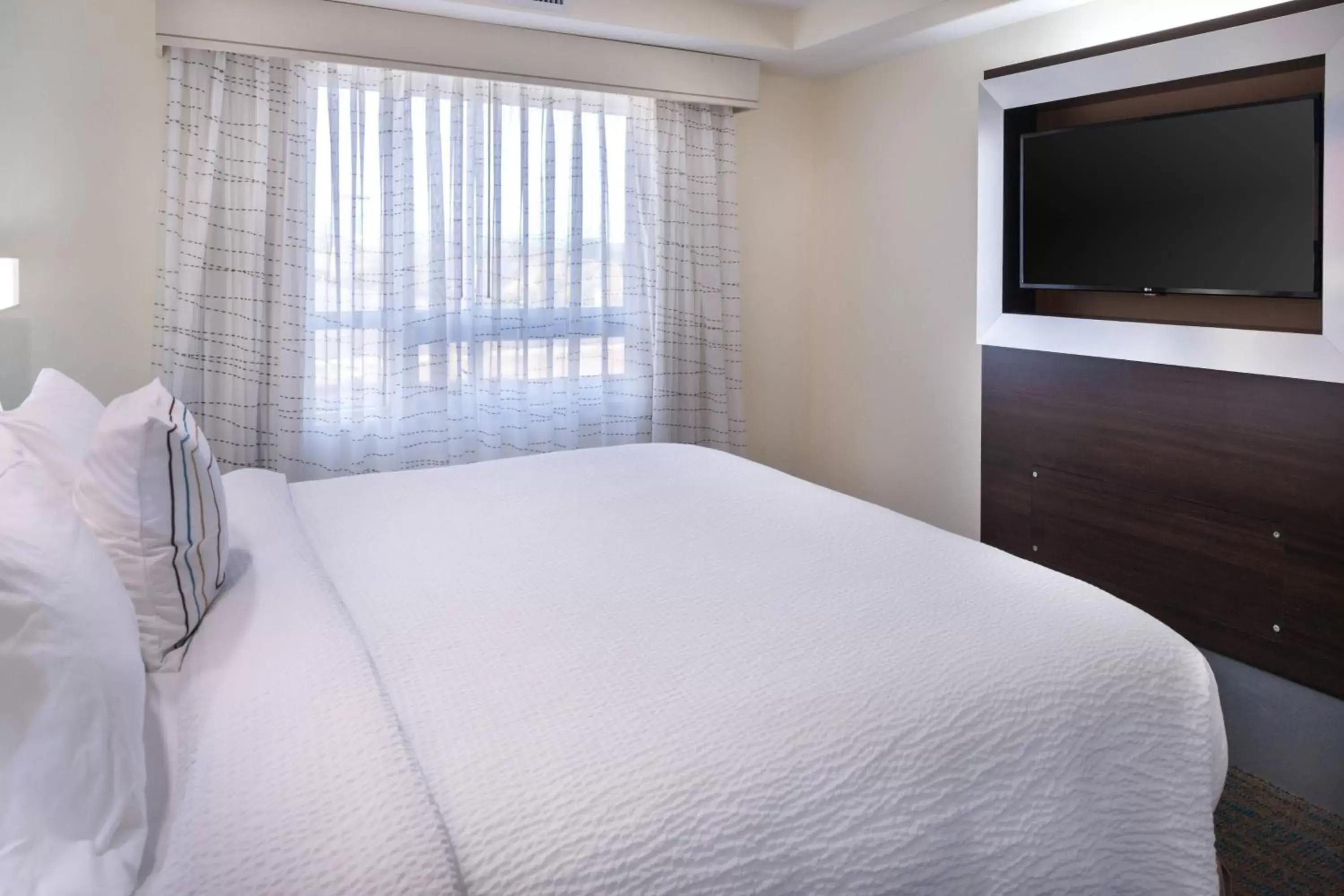 Bedroom, TV/Entertainment Center in Residence Inn by Marriott Temecula Murrieta