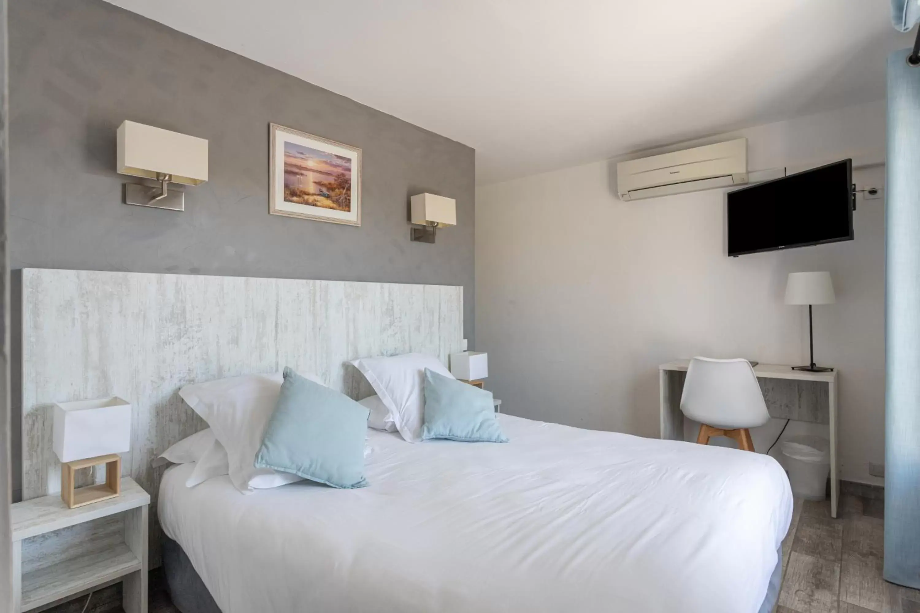 Bedroom, Bed in Hotel Les Palmiers En Camargue