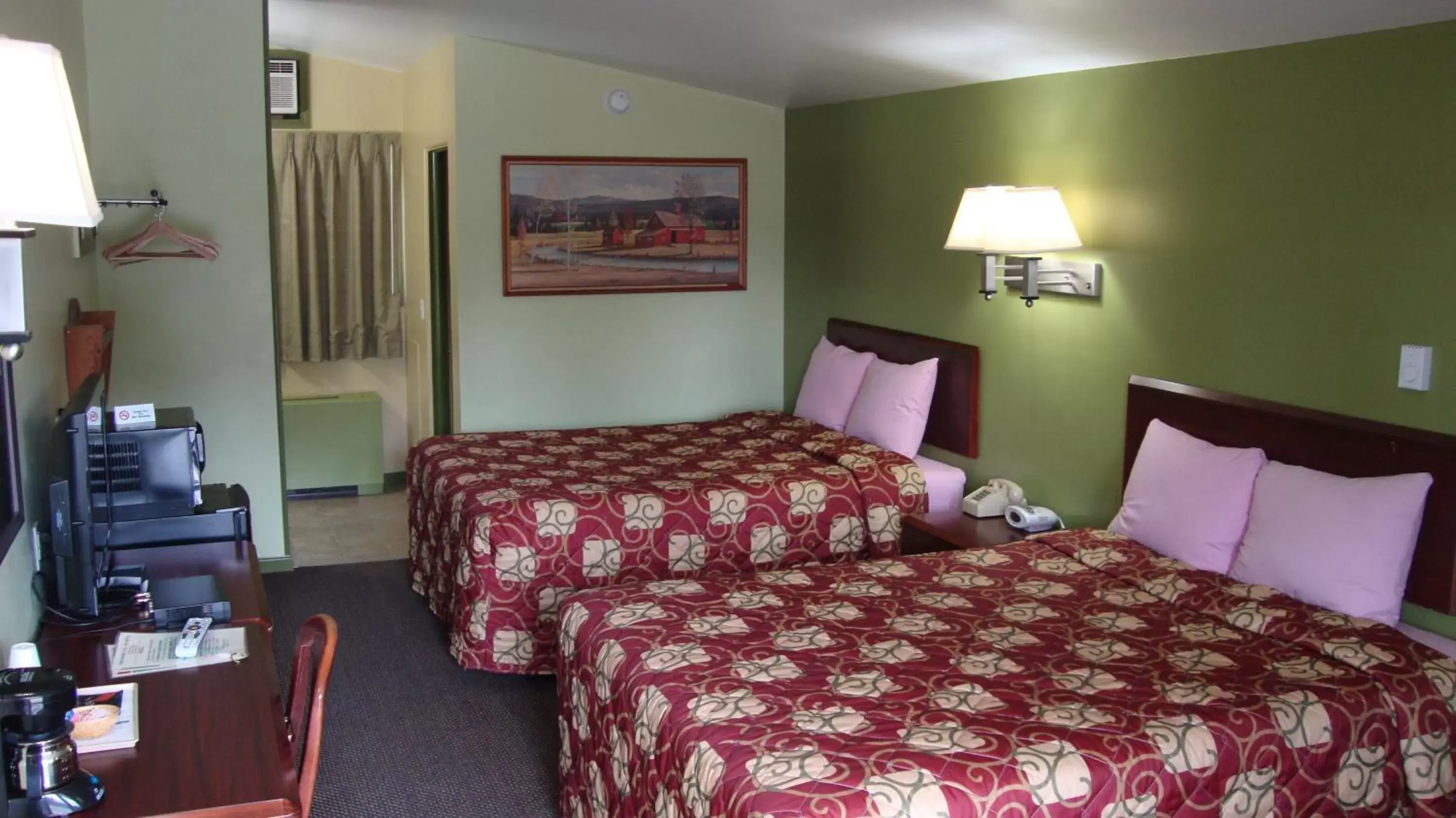 Decorative detail, Bed in Pinconning Trail Inn Motel