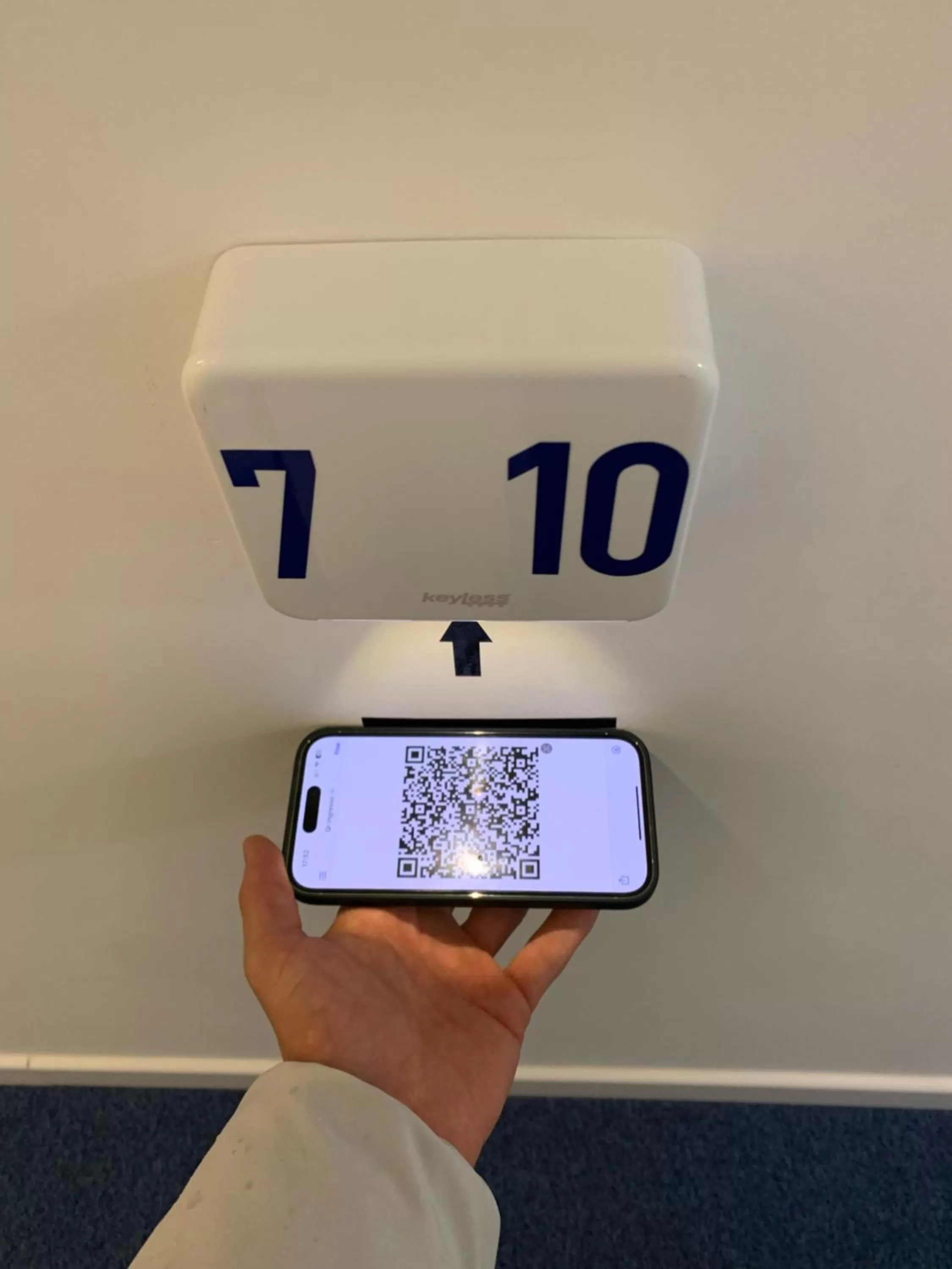 Text overlay in Hotel Smart Cruise