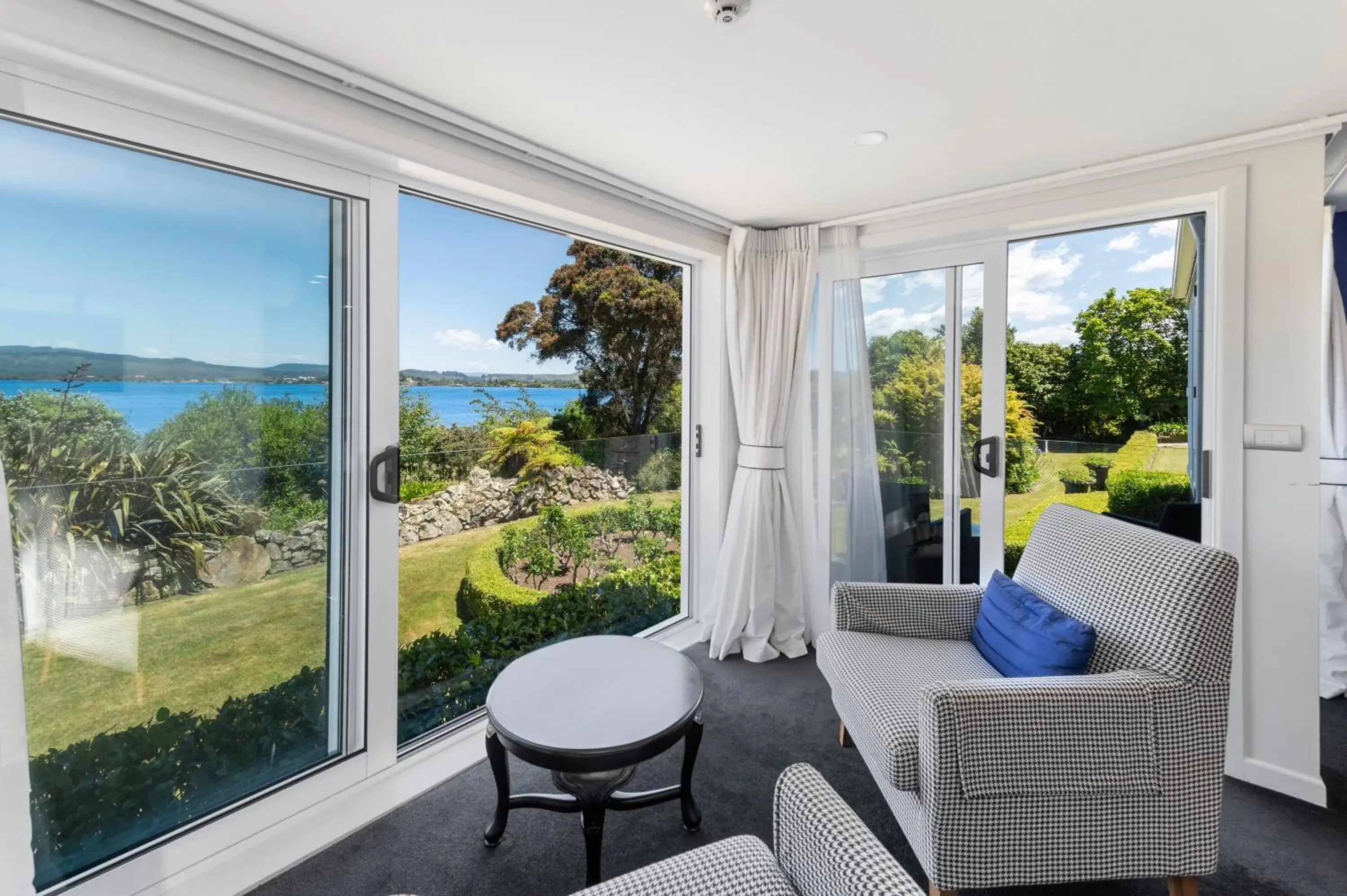 Balcony/Terrace in Black Swan Lakeside Lodge Boutique Hotel