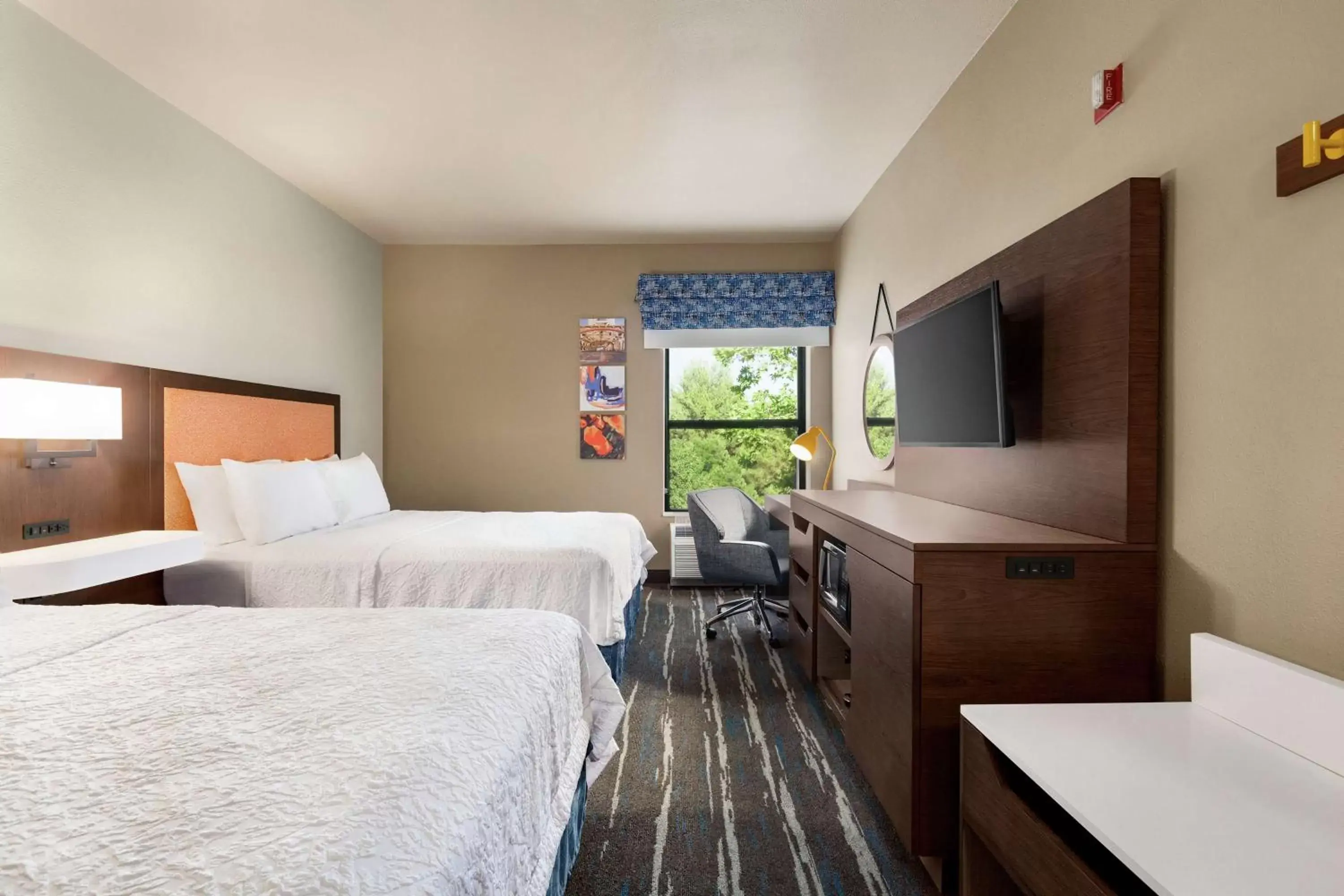 Bed, TV/Entertainment Center in Hampton Inn Sacramento/Rancho Cordova