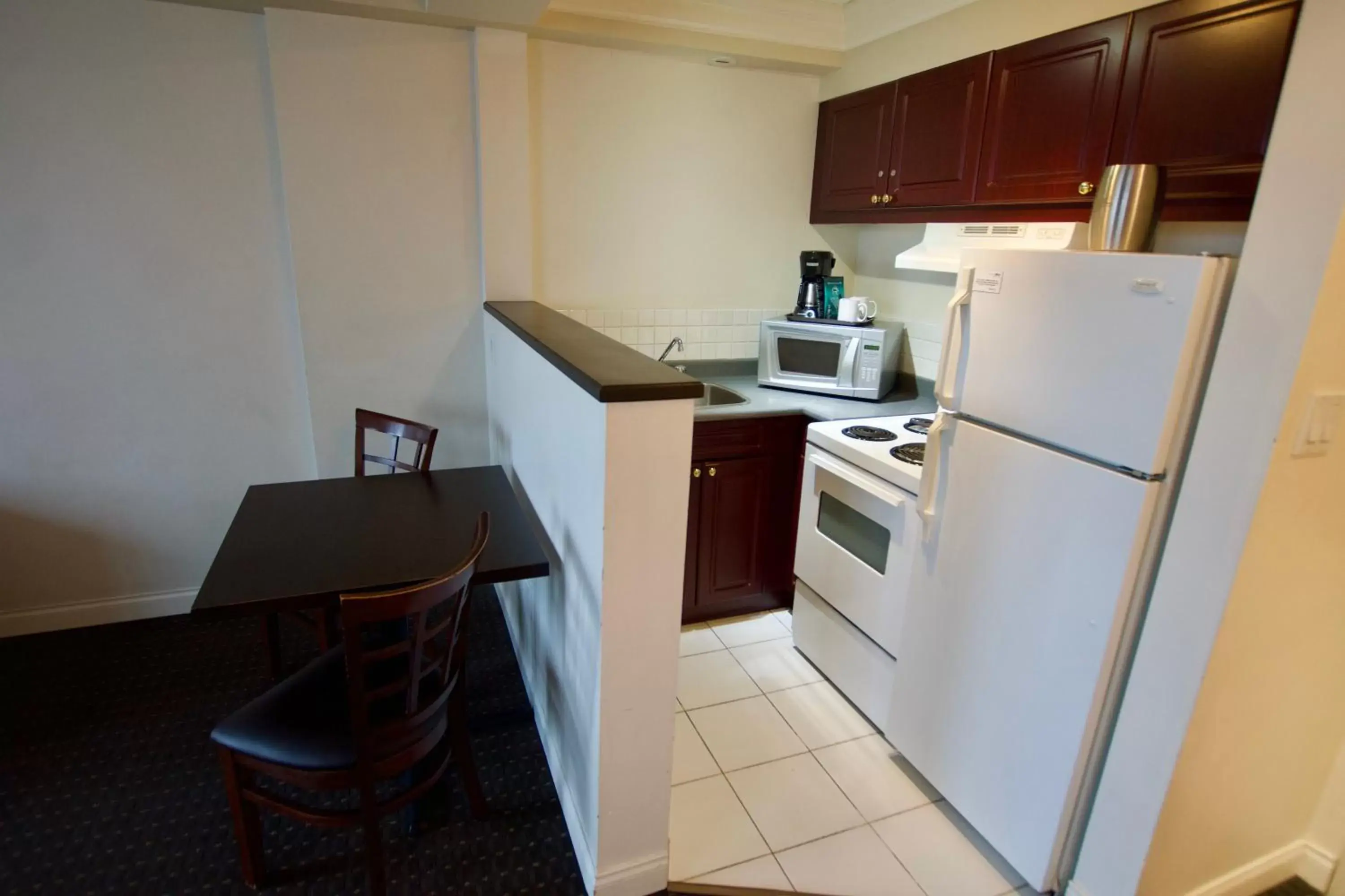 Coffee/tea facilities, Kitchen/Kitchenette in Century Plaza Hotel