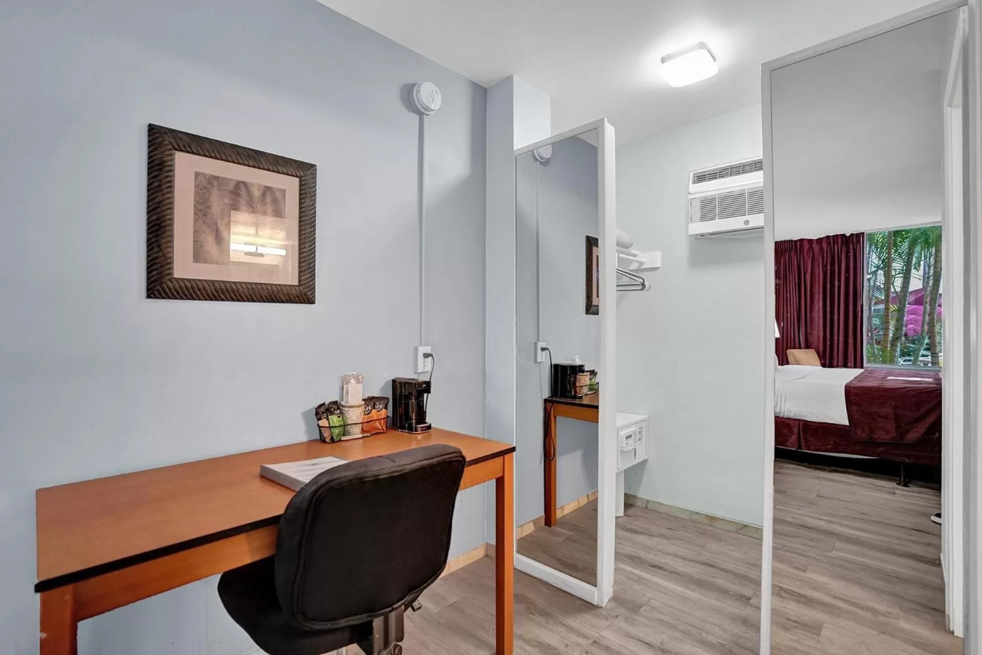 Bedroom, Dining Area in The Worthington Resorts - Clothing Optional - Men Only - Solo hombres