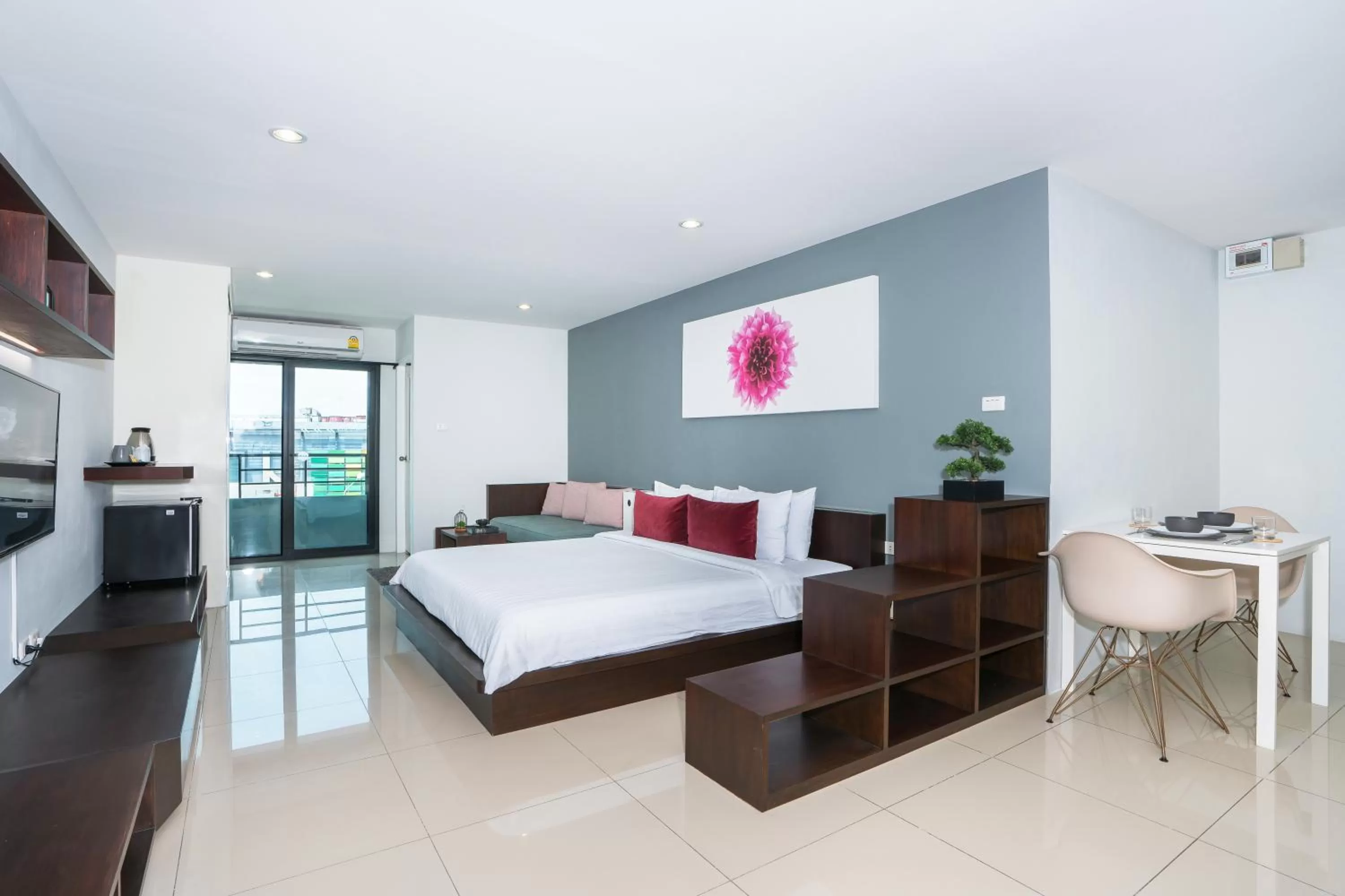 Photo of the whole room, Bed in De Botan Srinakarin Hotel & Residence