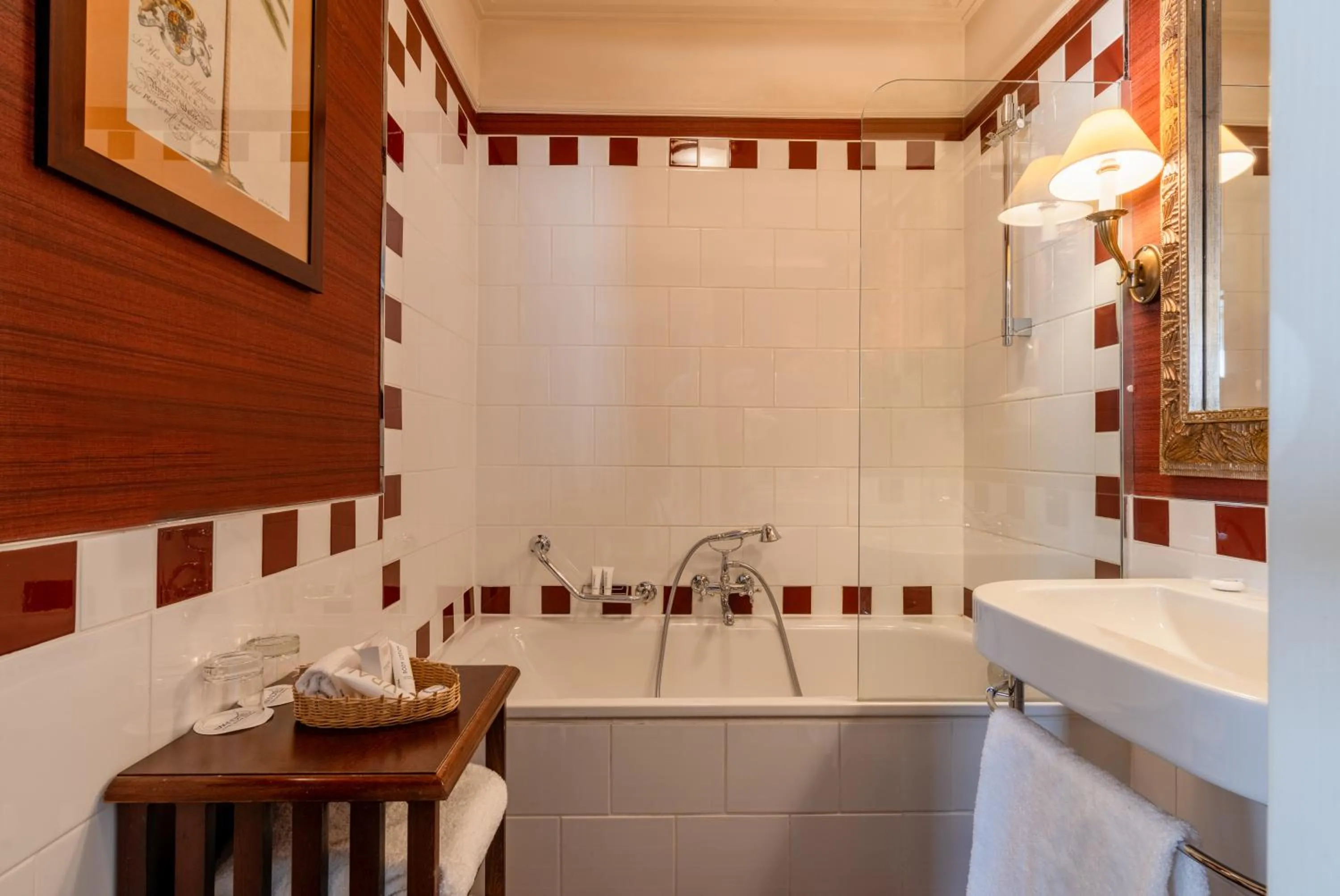 Bathroom in Kipling Manotel