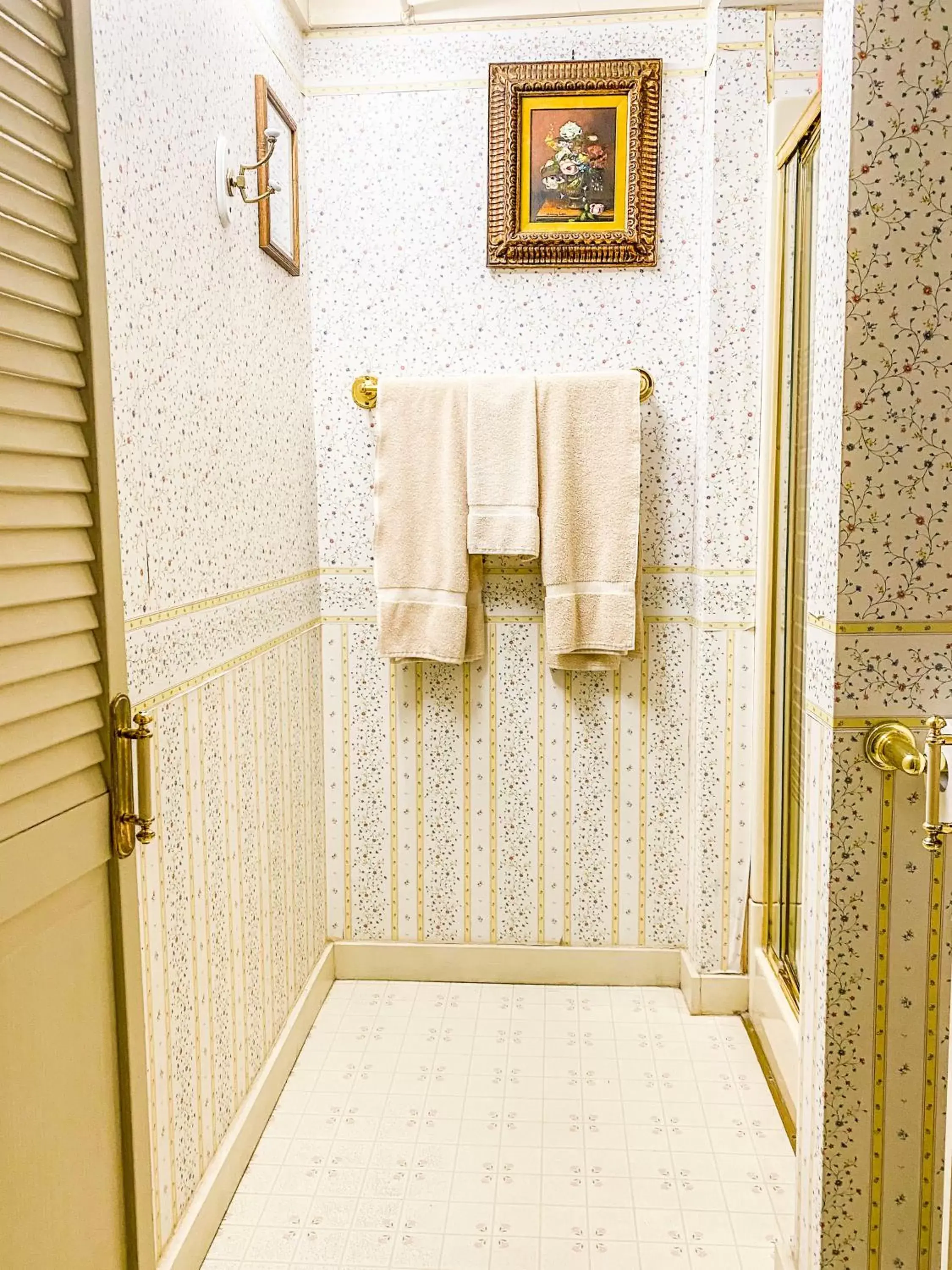 Shower, Bathroom in Inn at the Art Center